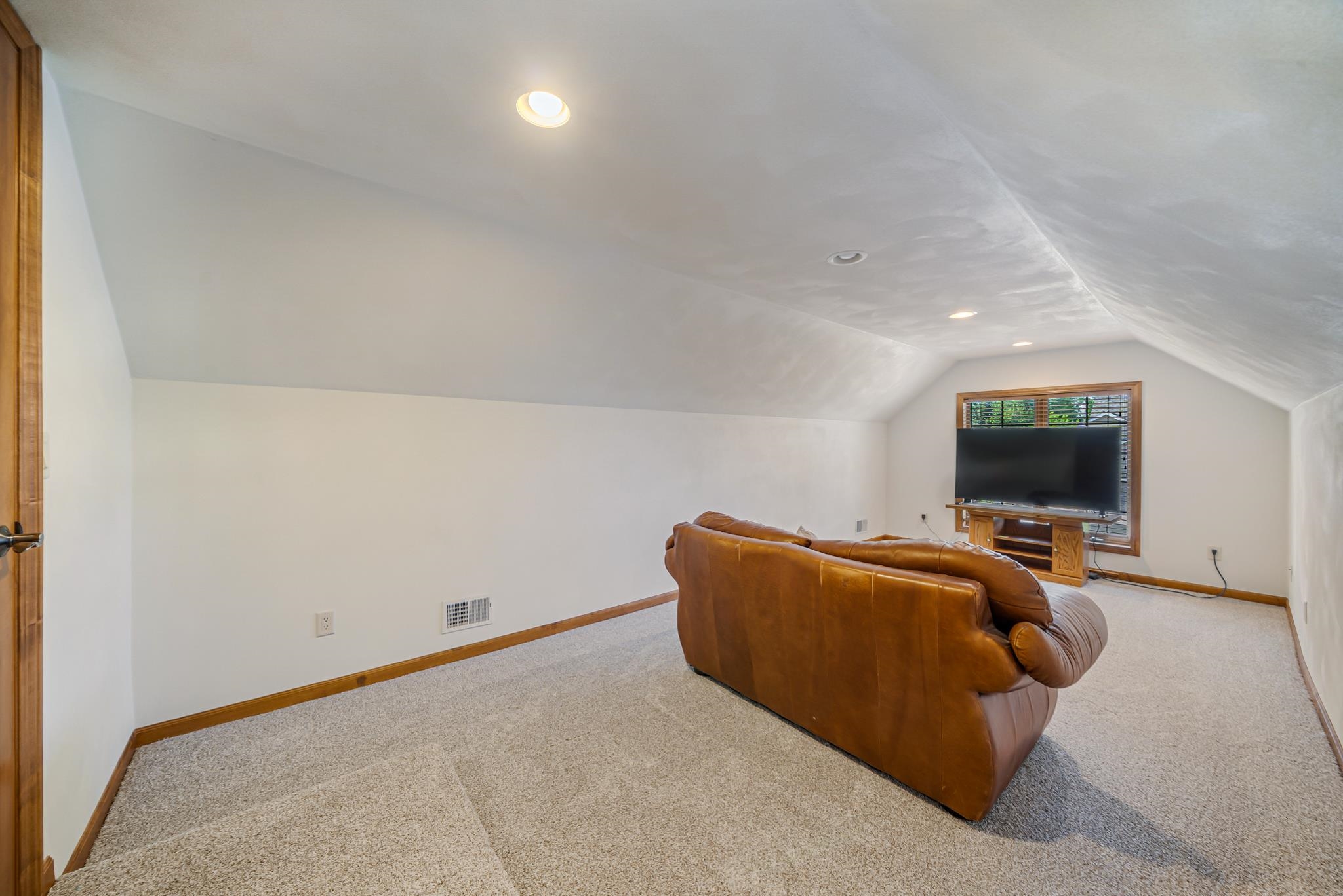 309 E STRATFORD Lane