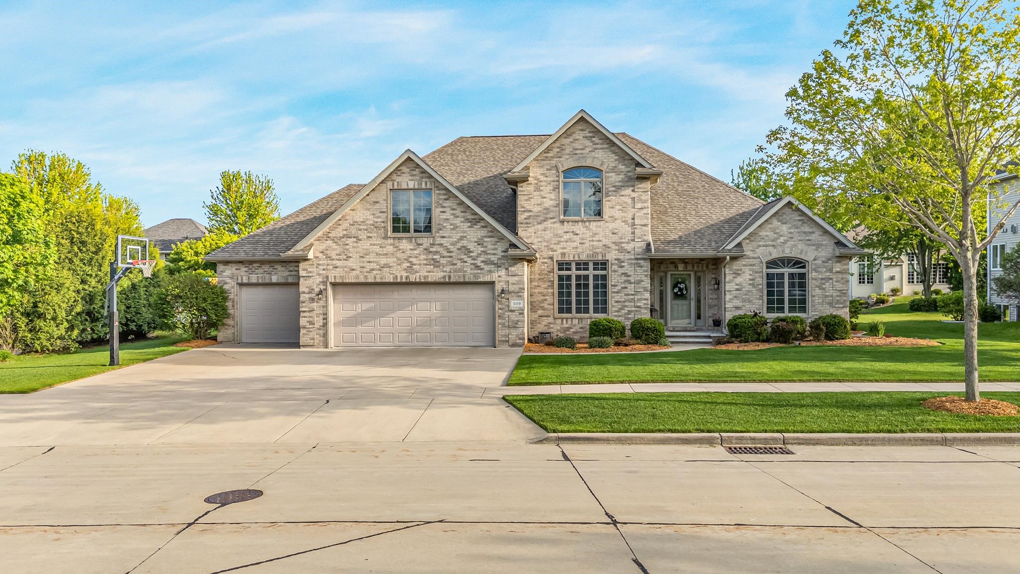 309 E STRATFORD Lane