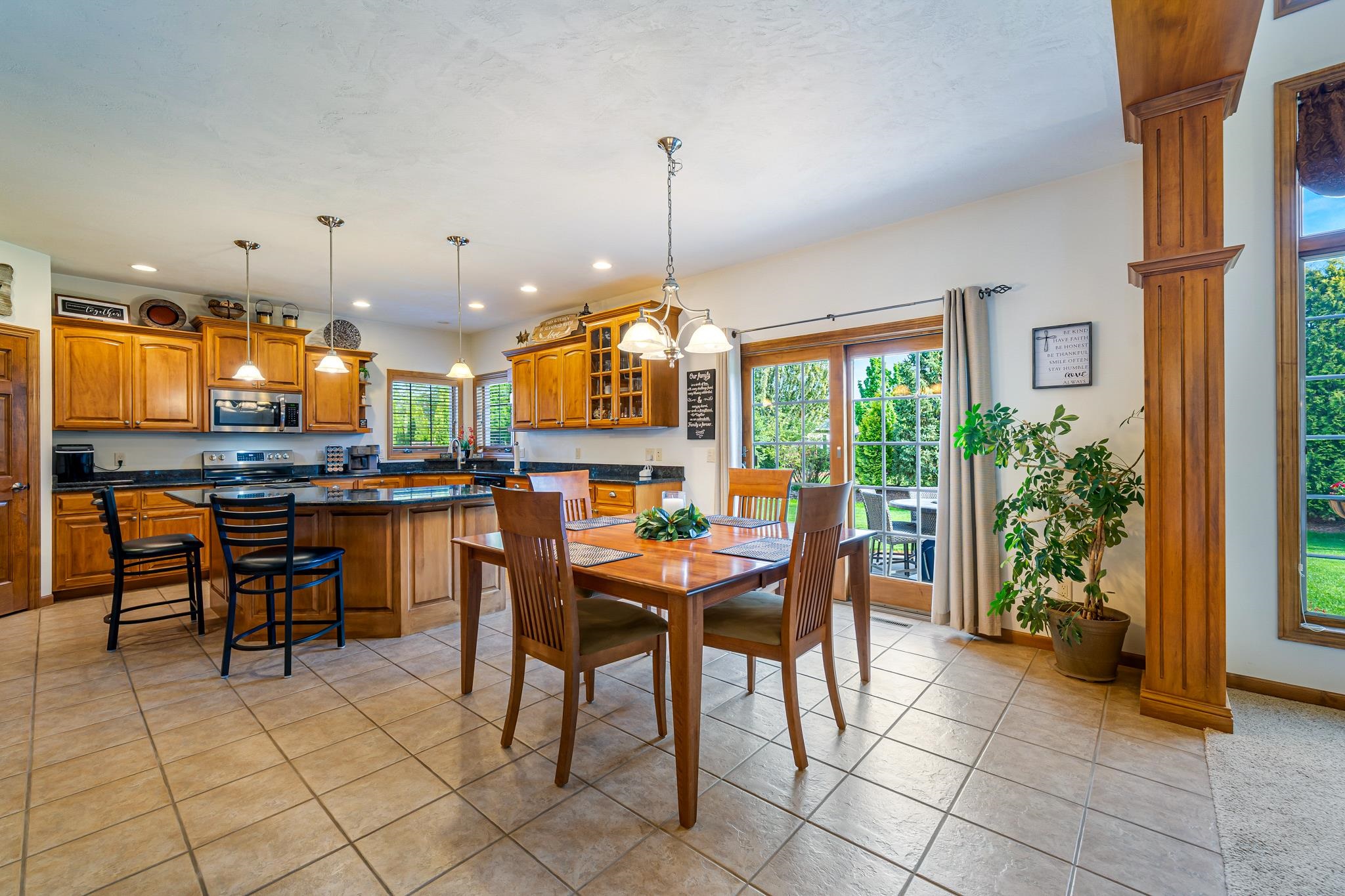 309 E STRATFORD Lane
