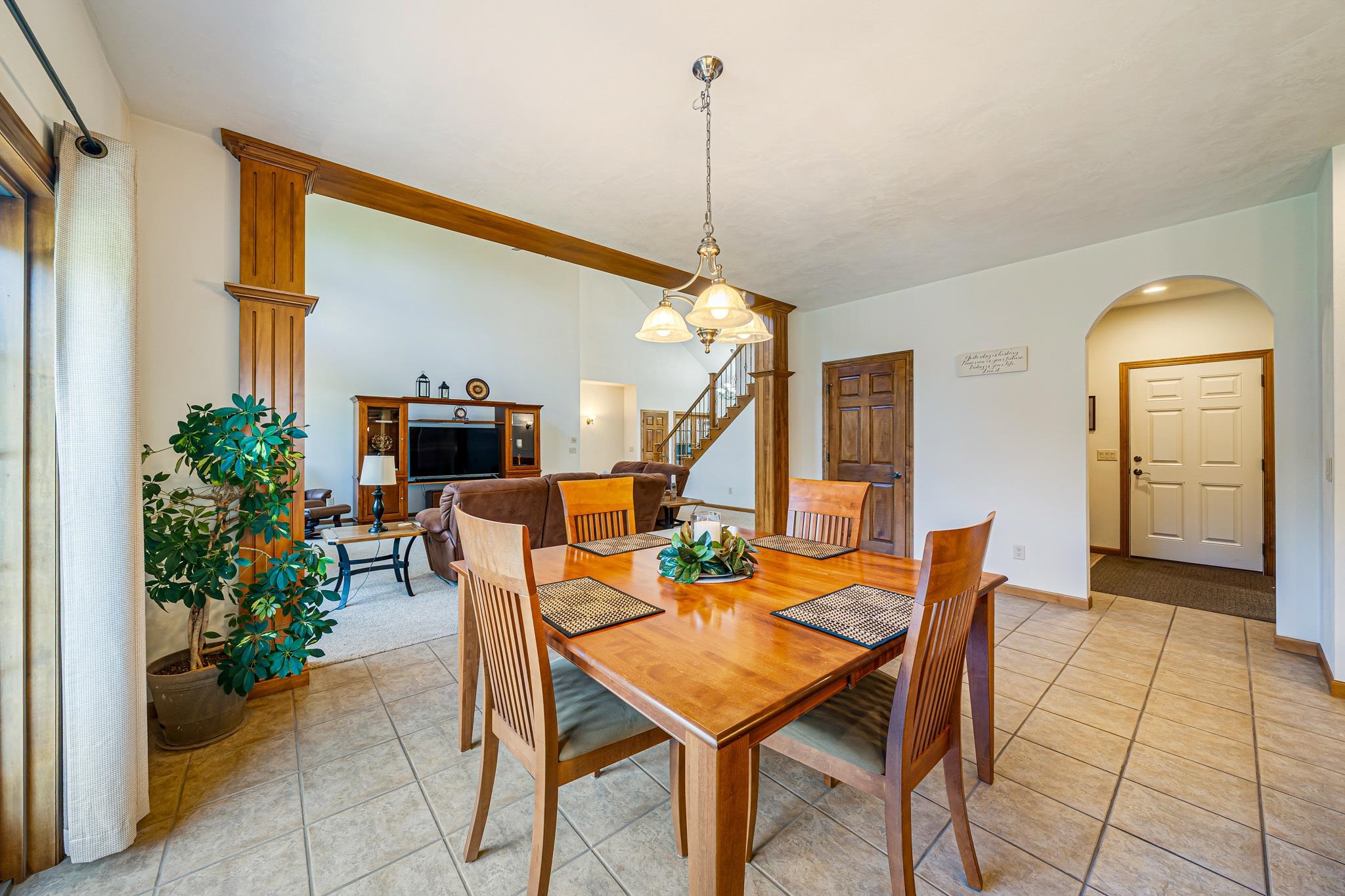 309 E STRATFORD Lane