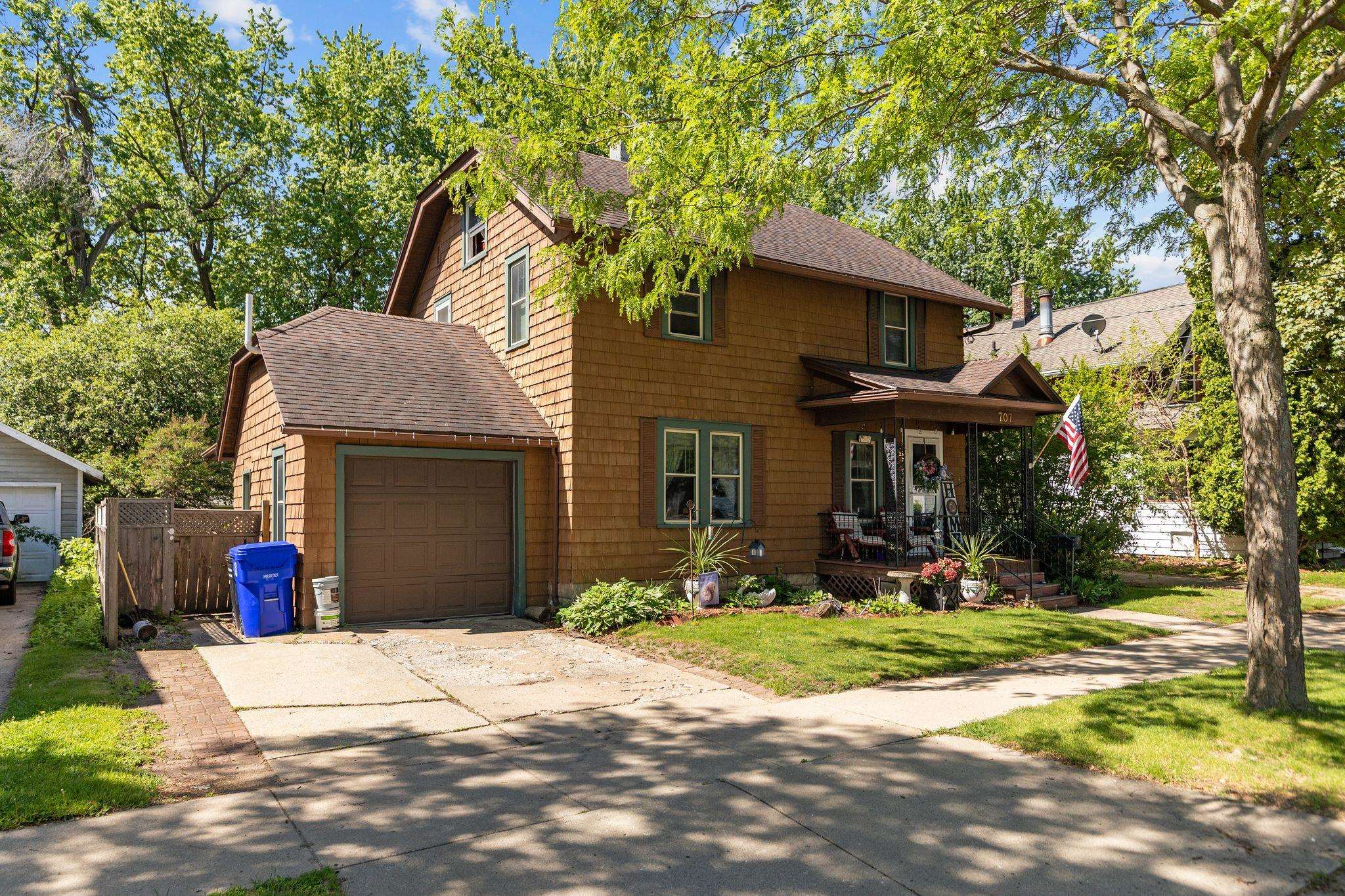 707 E BREWSTER Street