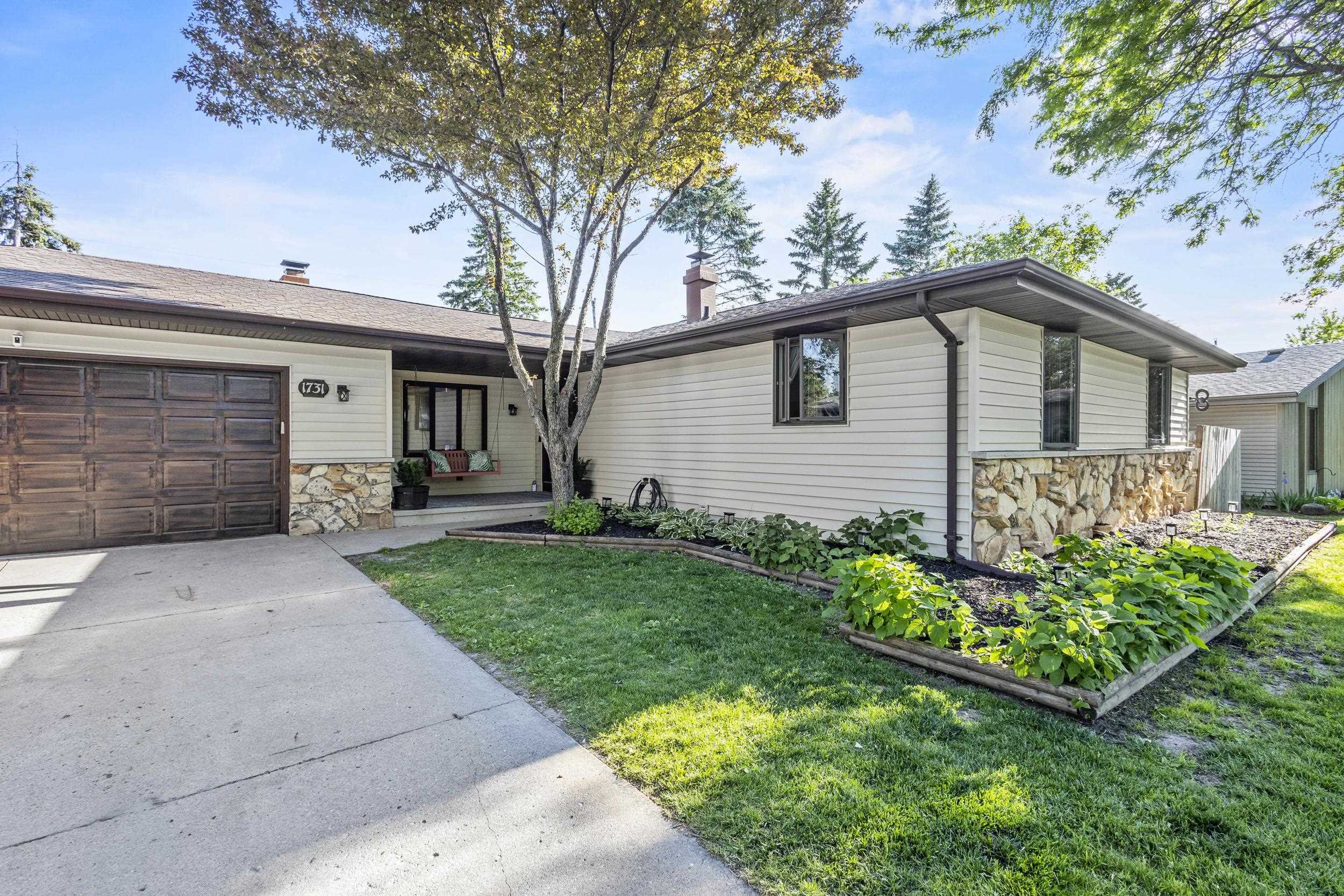 1731 OAKRIDGE Court