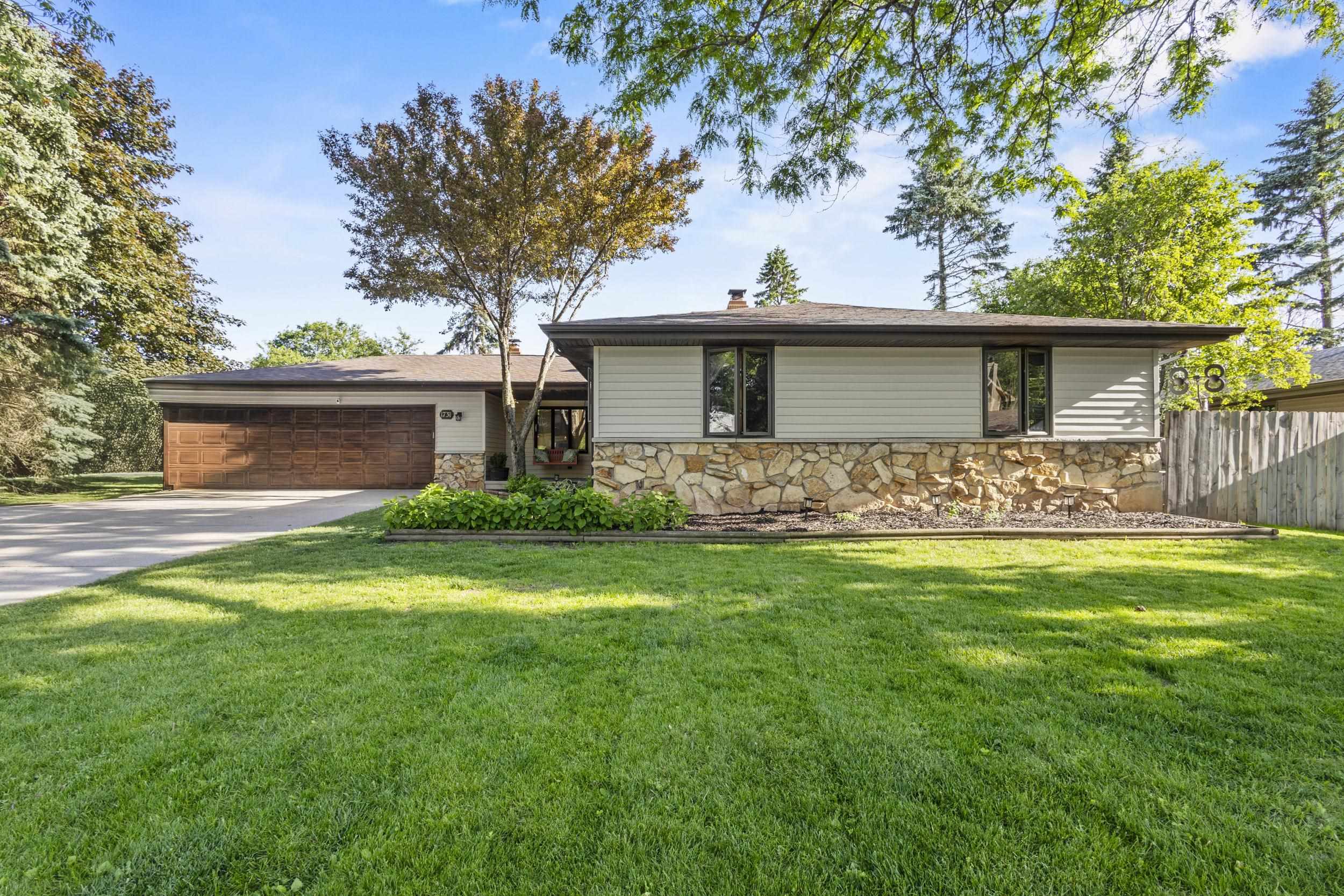 1731 OAKRIDGE Court