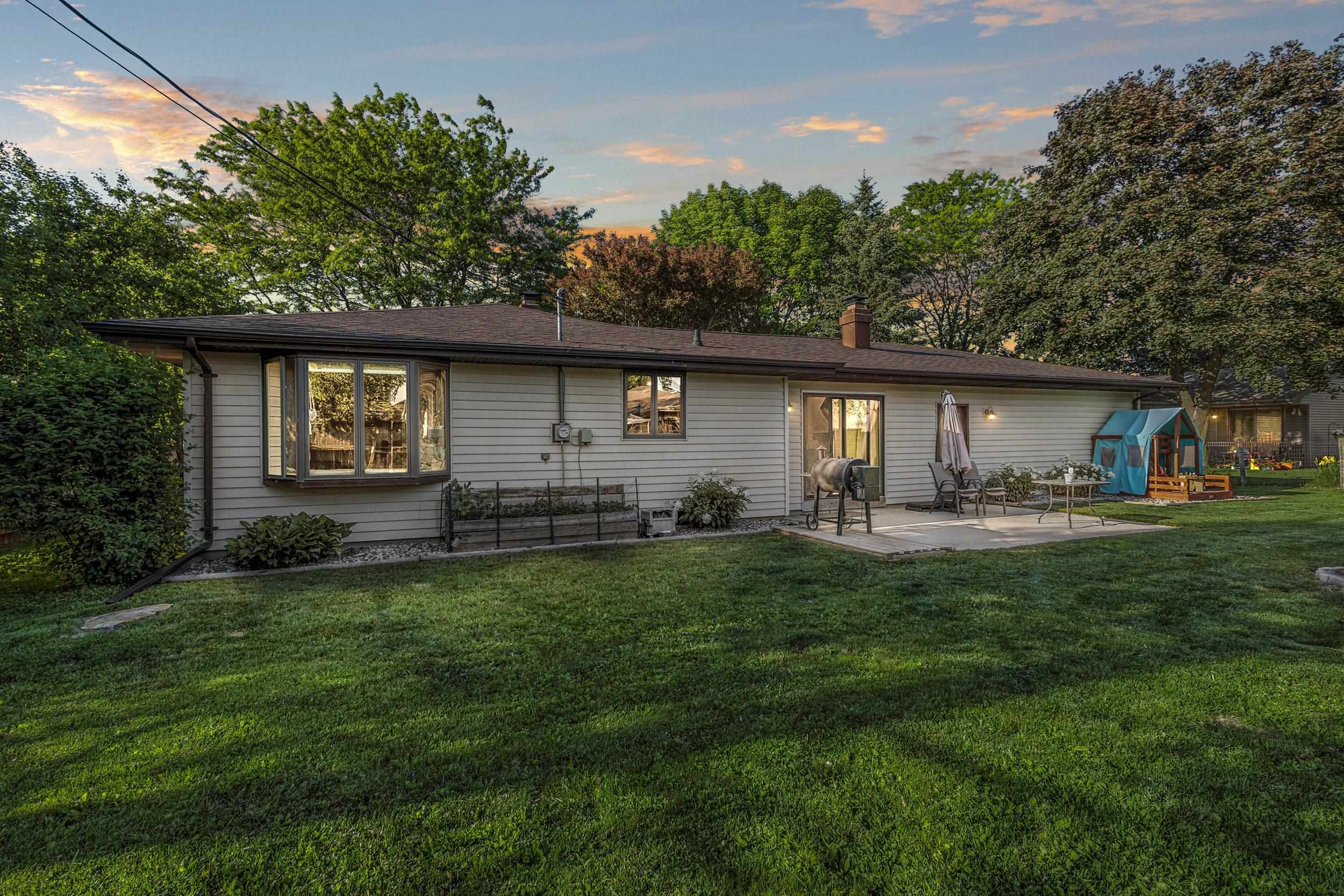 1731 OAKRIDGE Court