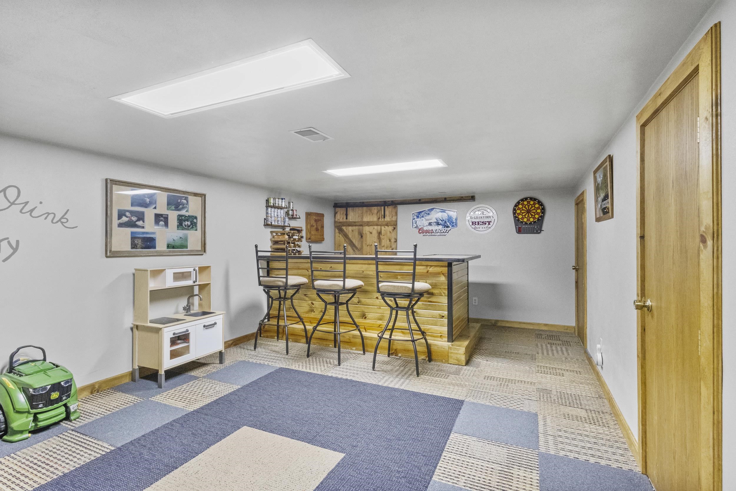 1731 OAKRIDGE Court