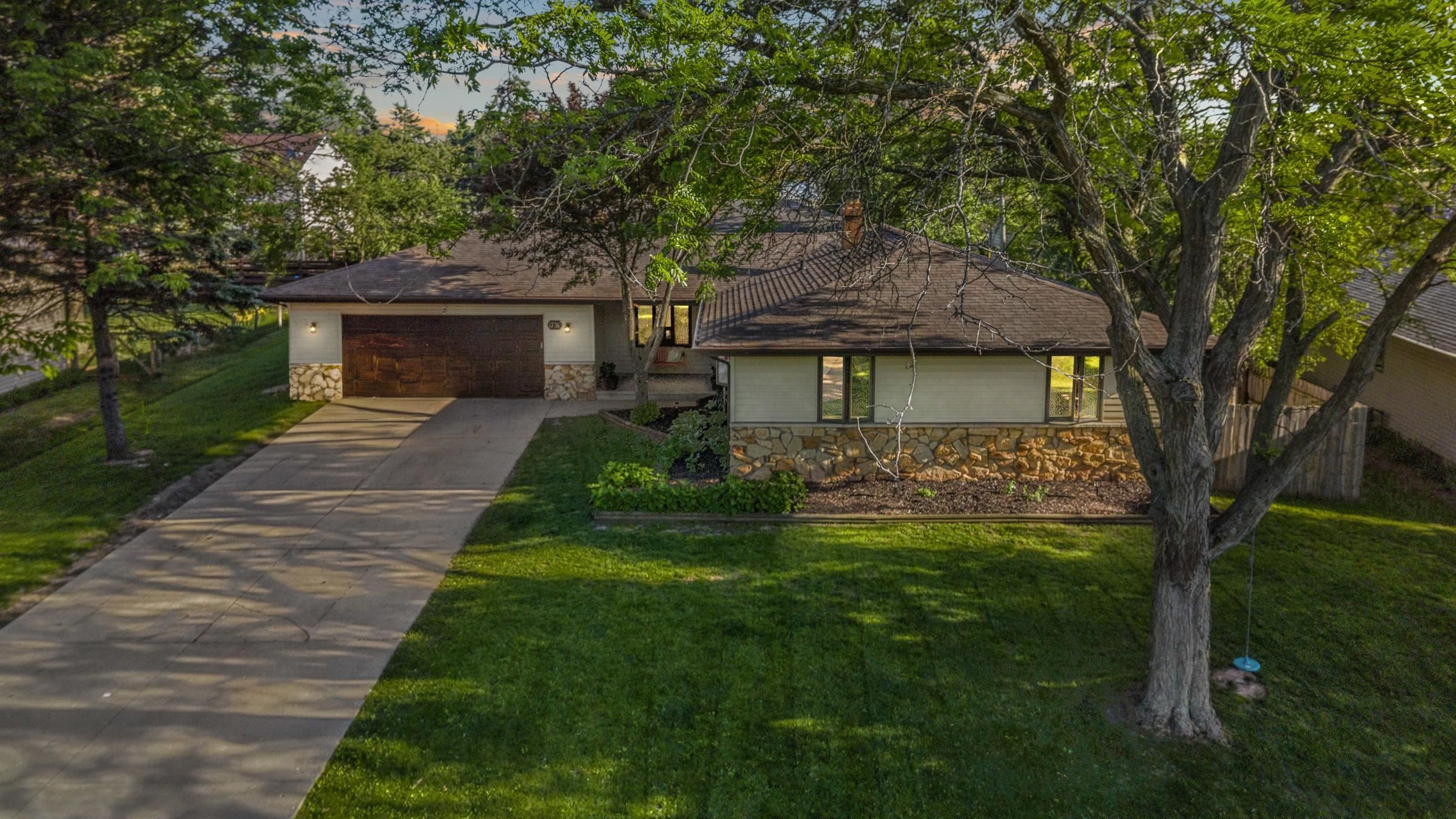 1731 OAKRIDGE Court