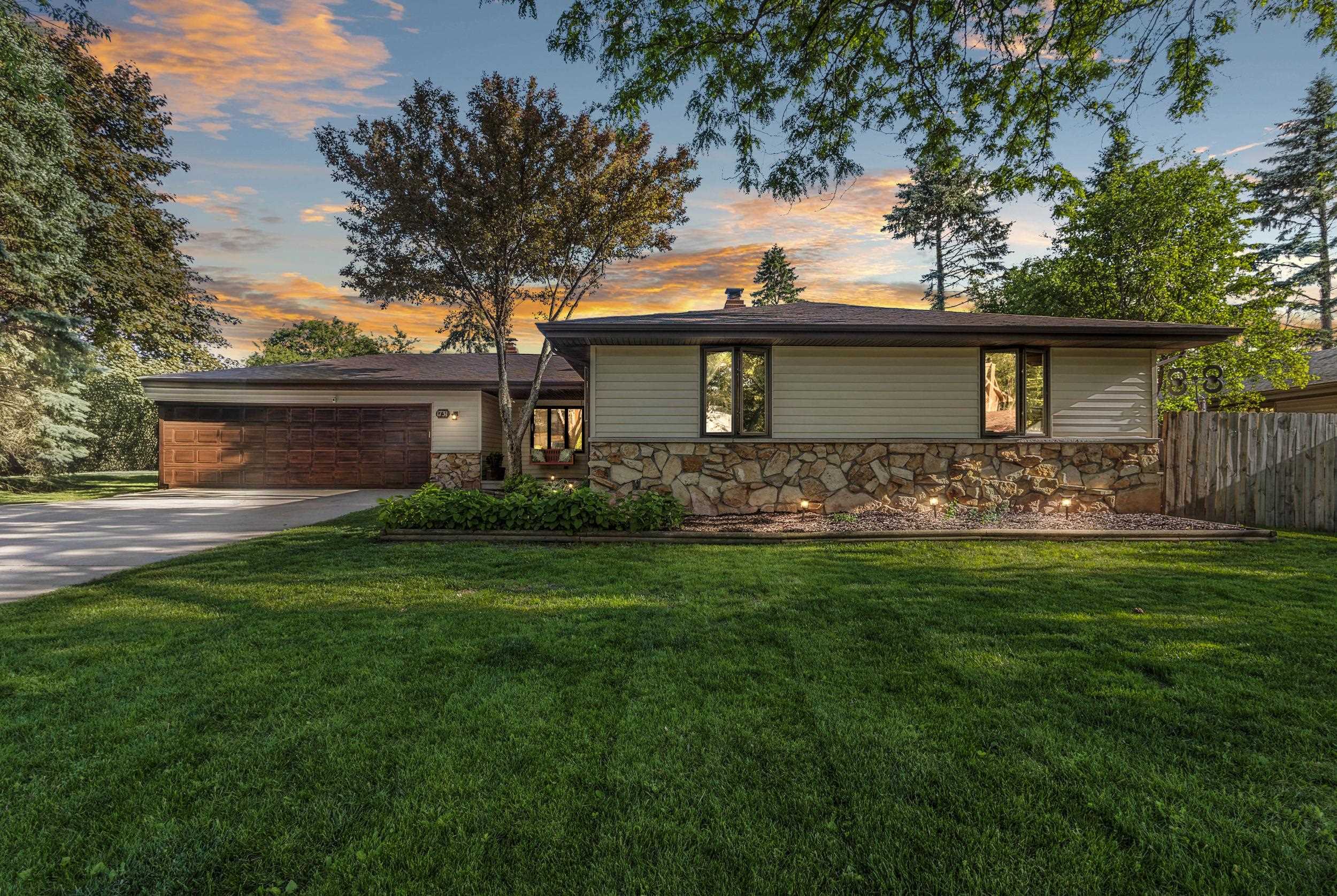 1731 OAKRIDGE Court