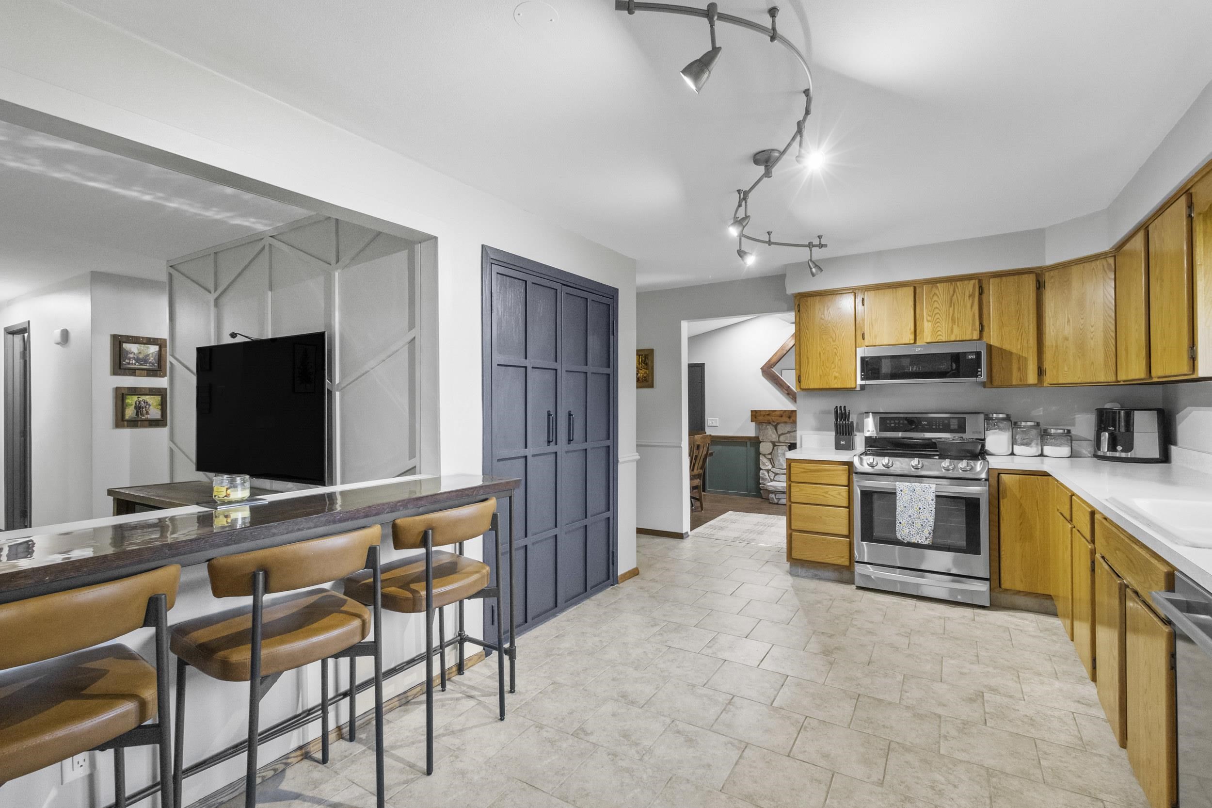1731 OAKRIDGE Court