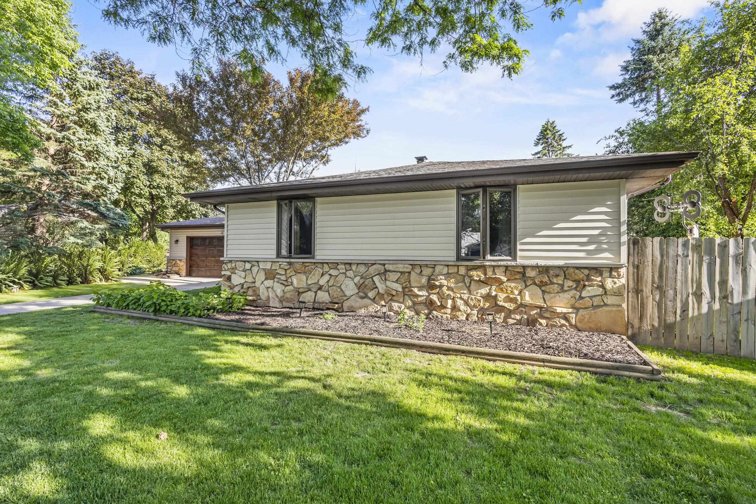 1731 OAKRIDGE Court