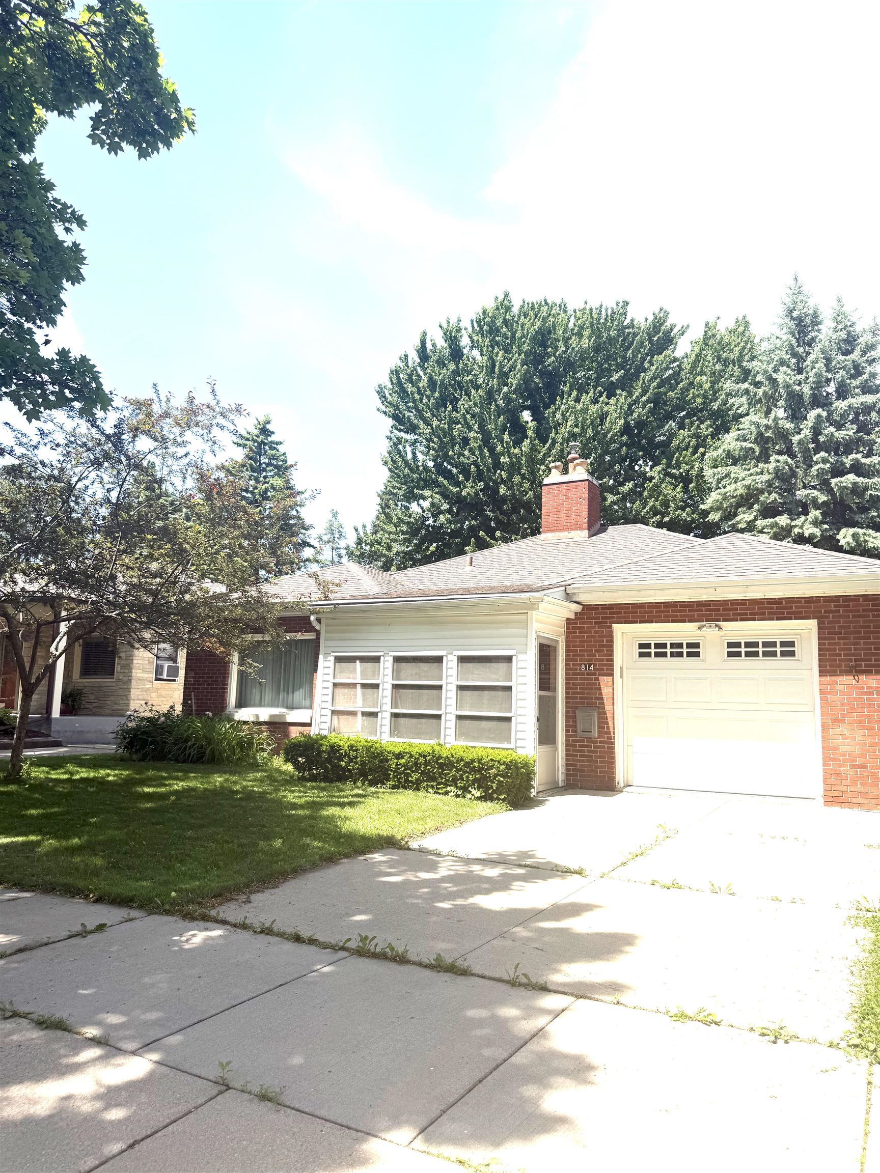 814 W 3RD Street