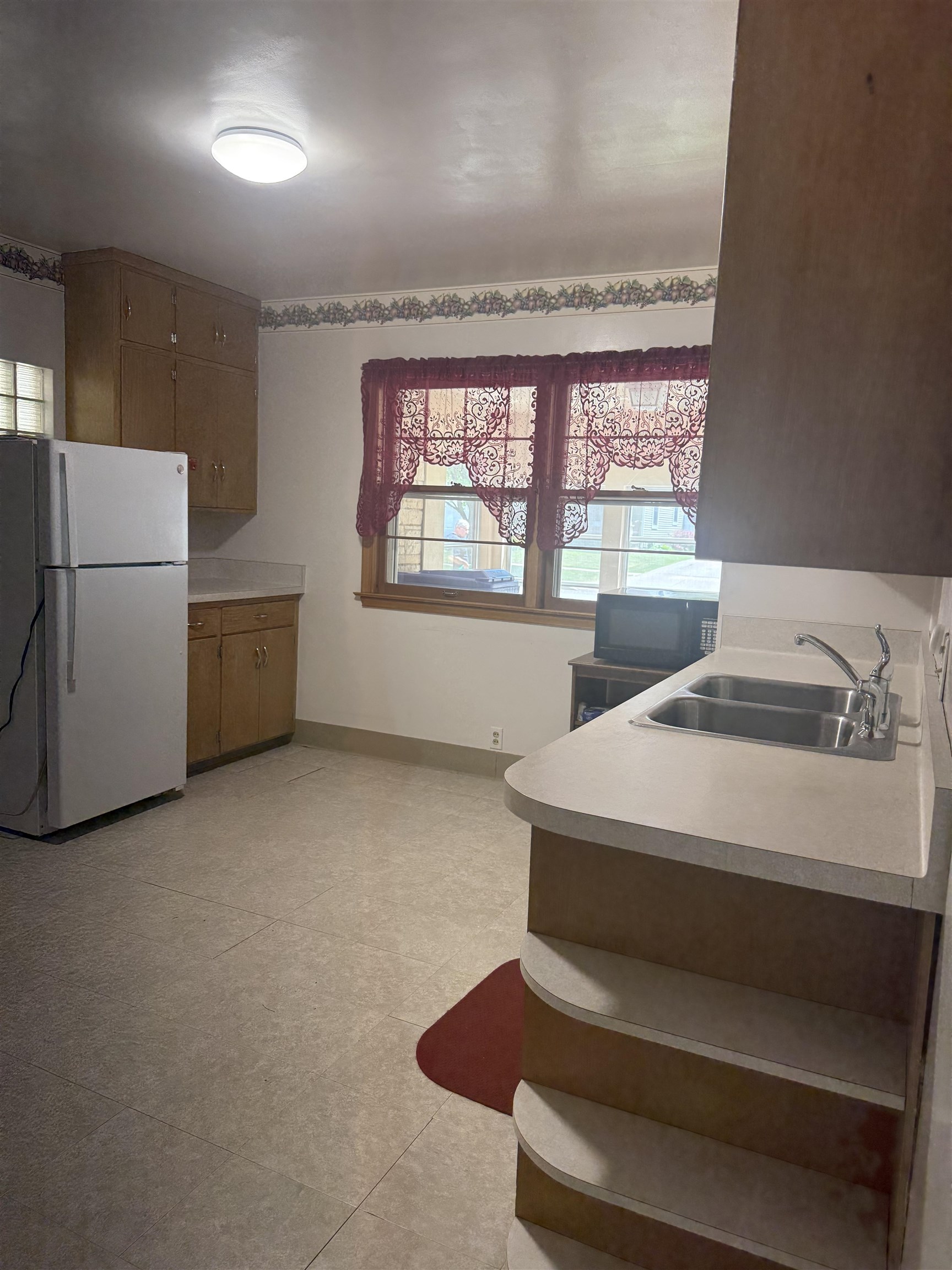 814 W 3RD Street