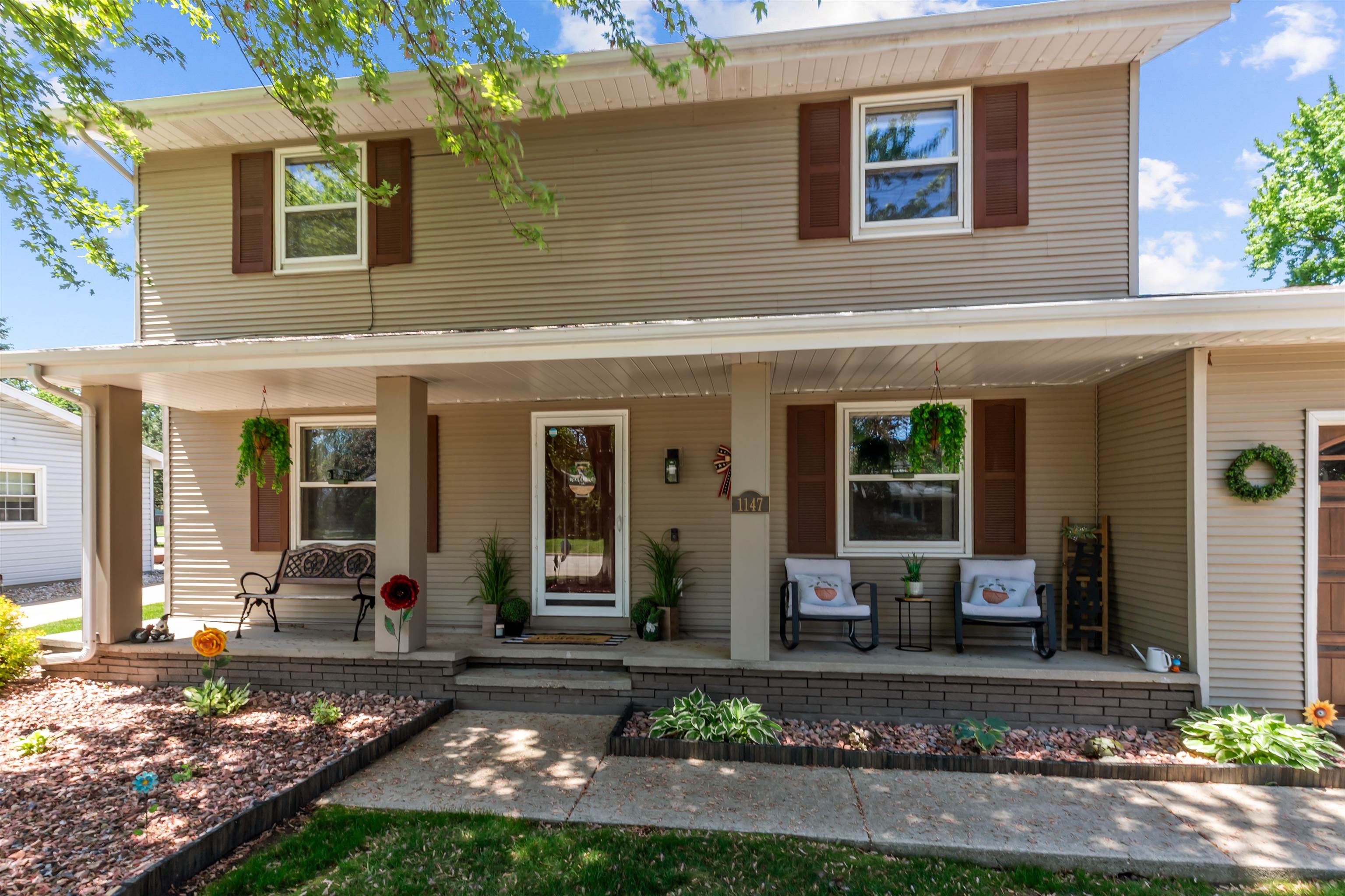 1147 GREEN ACRES Lane