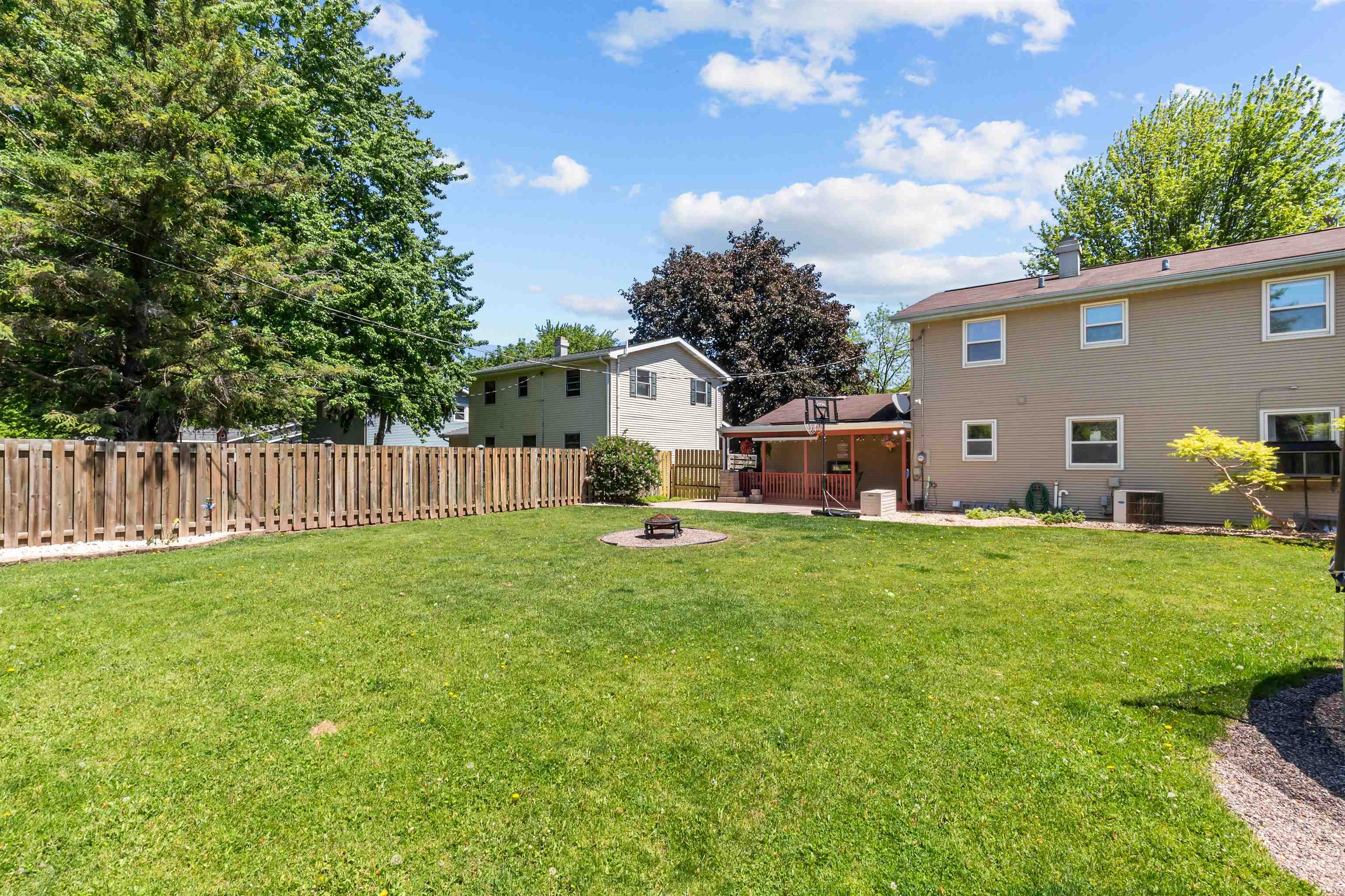 1147 GREEN ACRES Lane