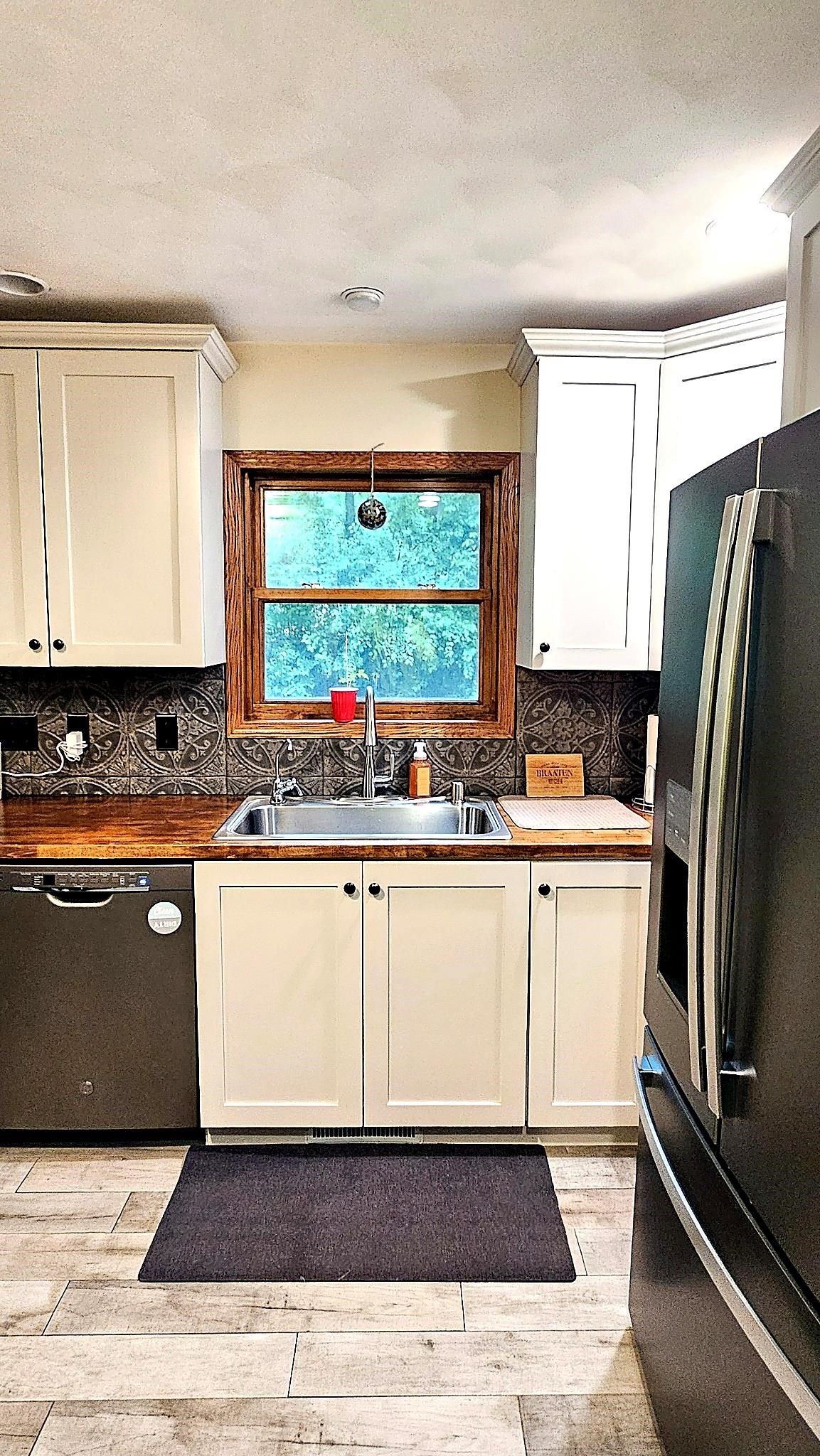 8411 RIDGEVIEW Court