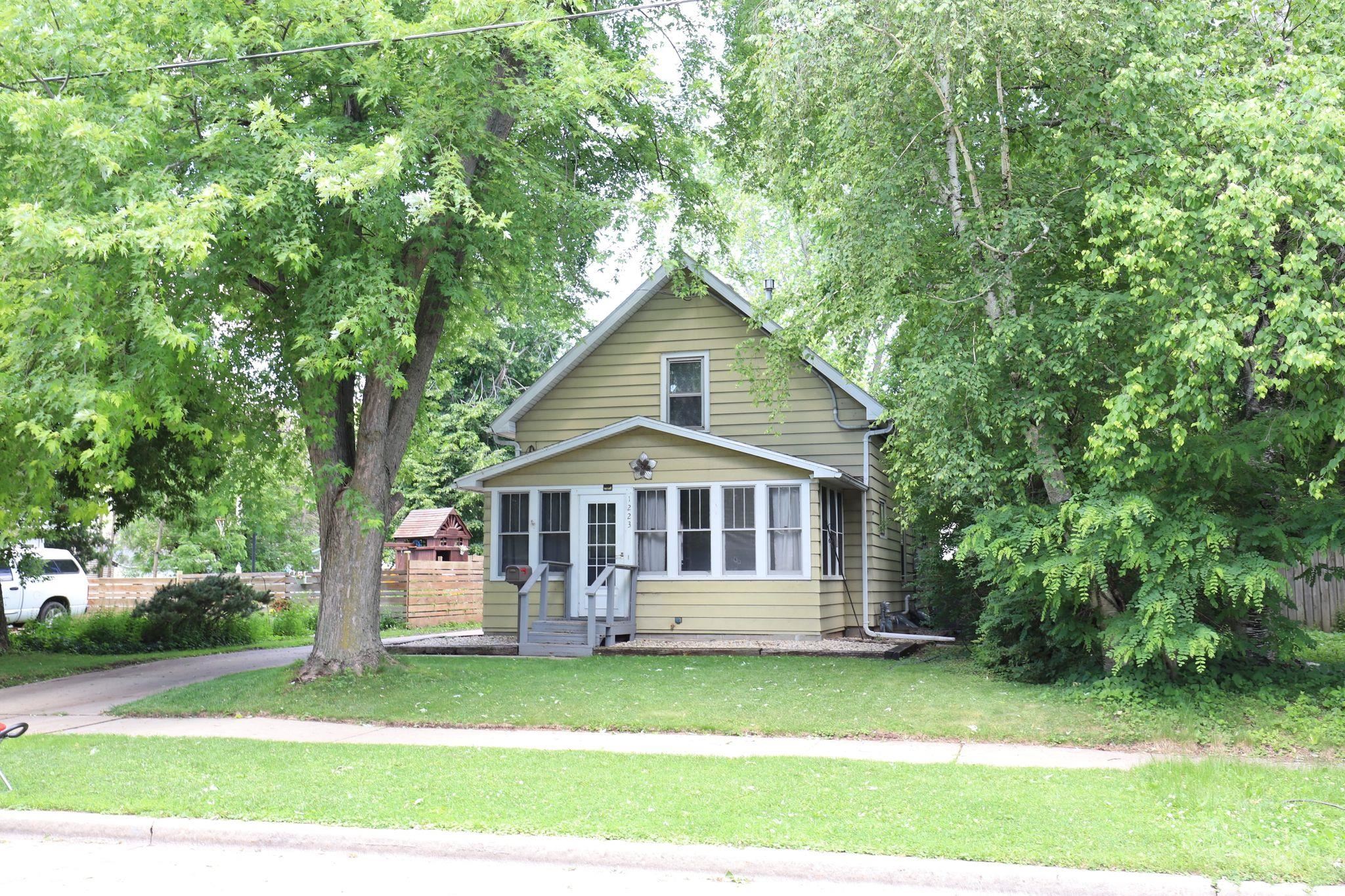 1223 GROVE Street