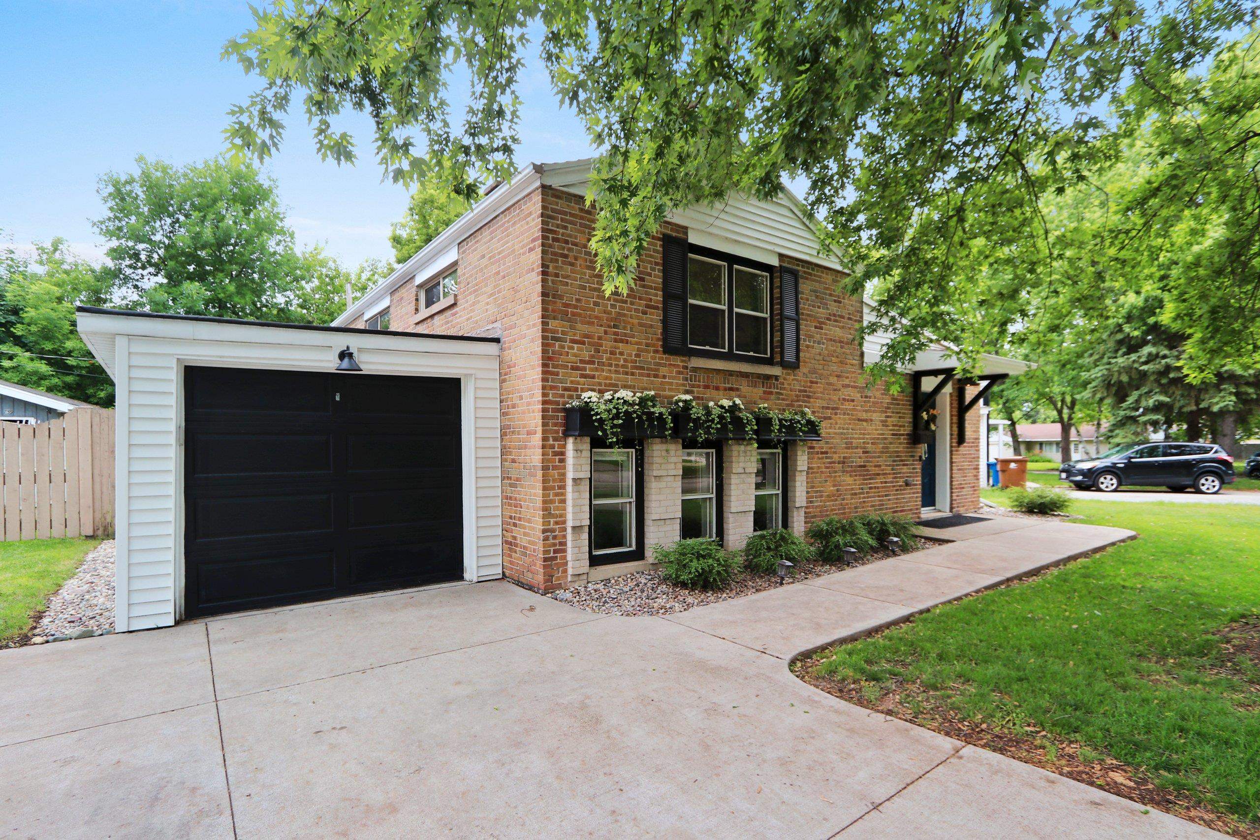735 CARVER Lane
