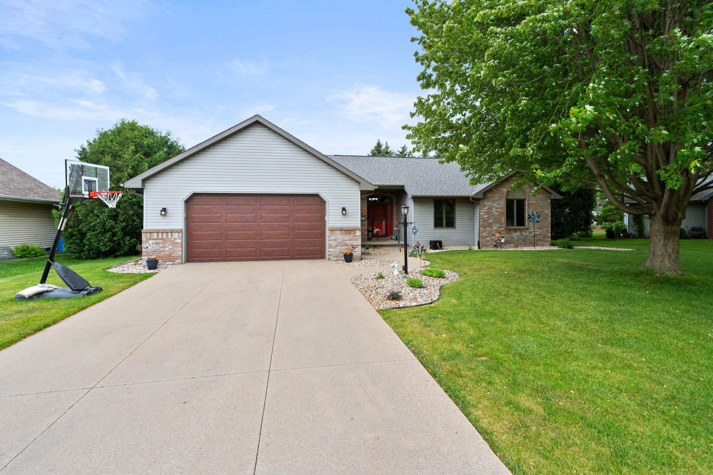 W2585 OAKBROOK Court