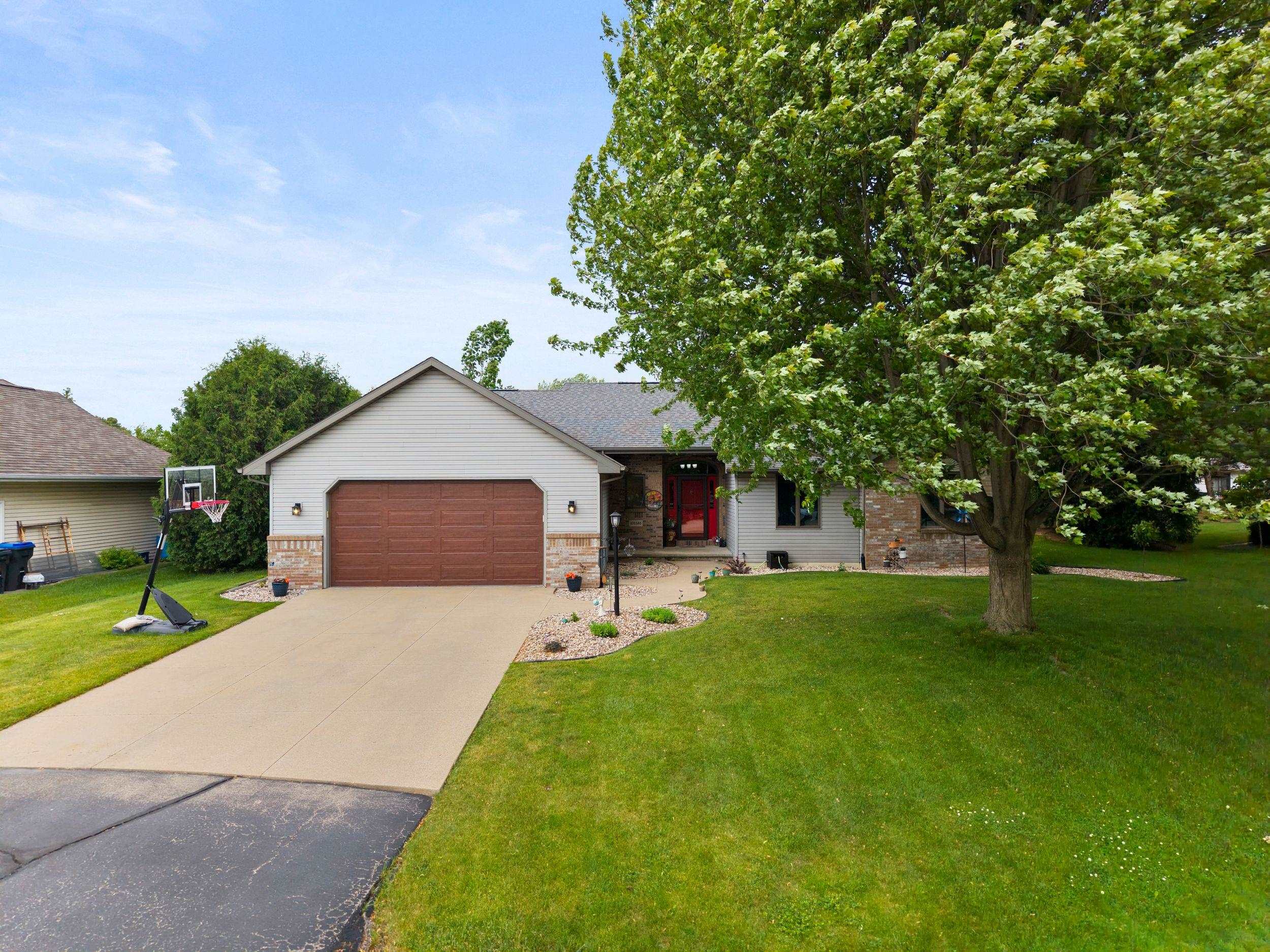 W2585 OAKBROOK Court