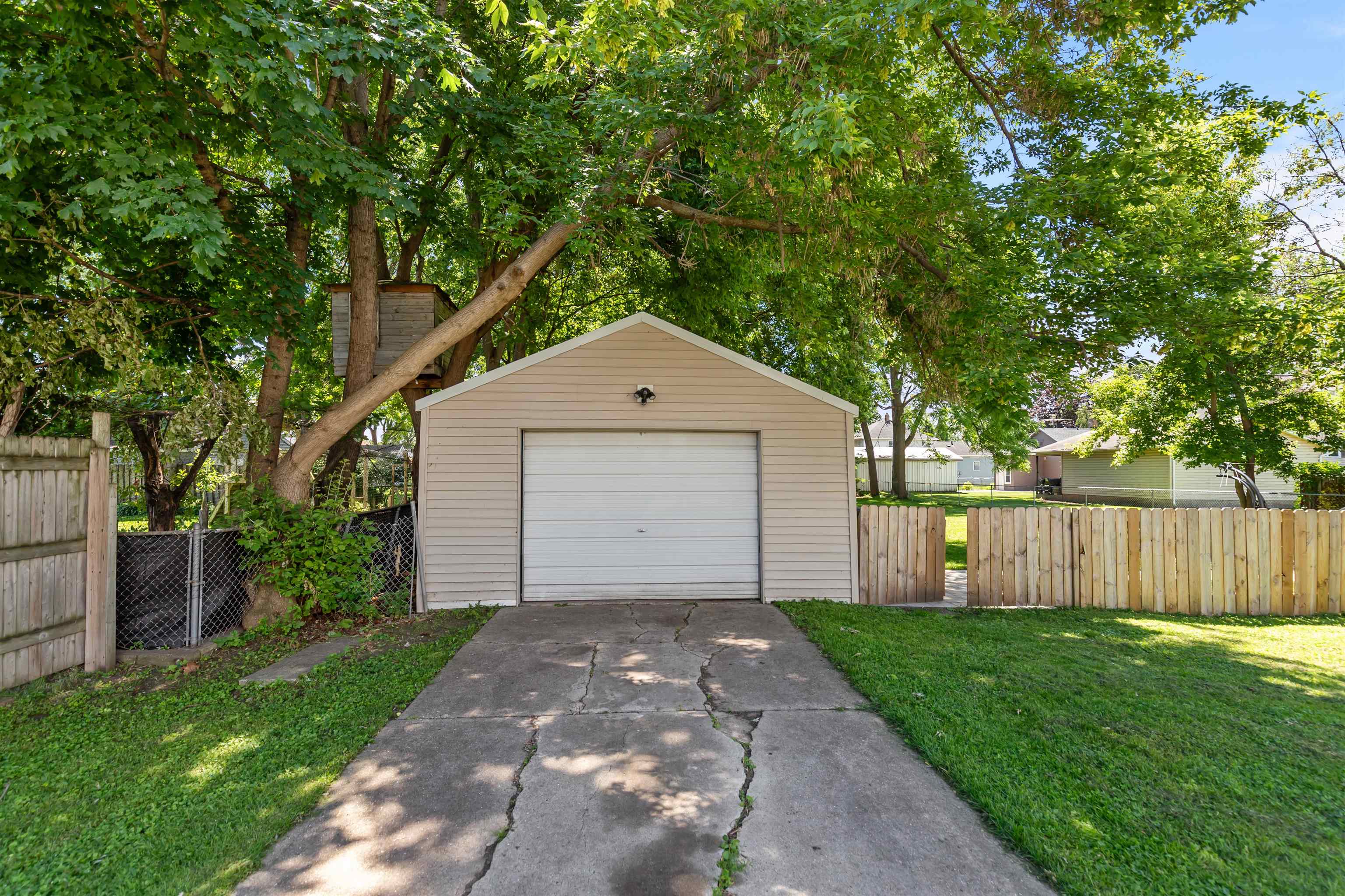 23 W NEVADA Avenue