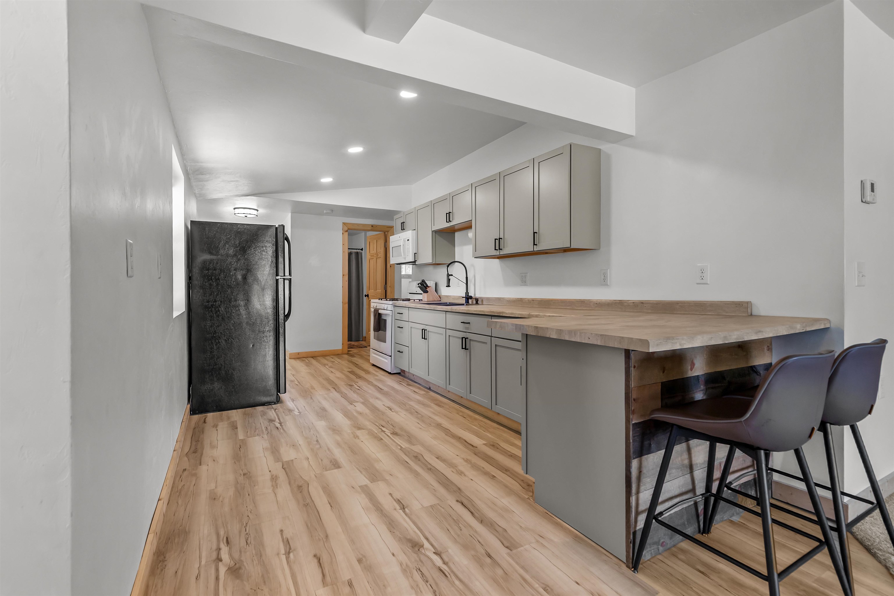 23 W NEVADA Avenue