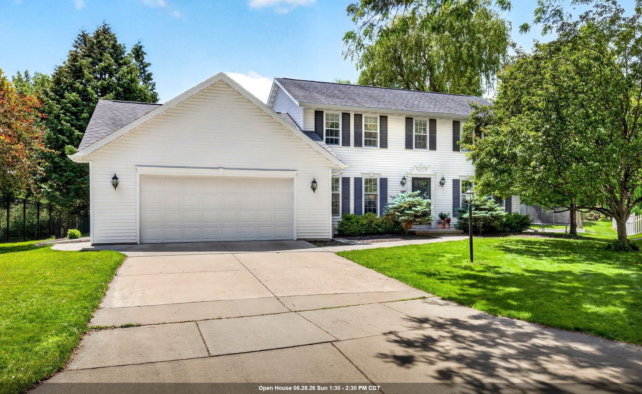 27 LAMPLIGHTER Court