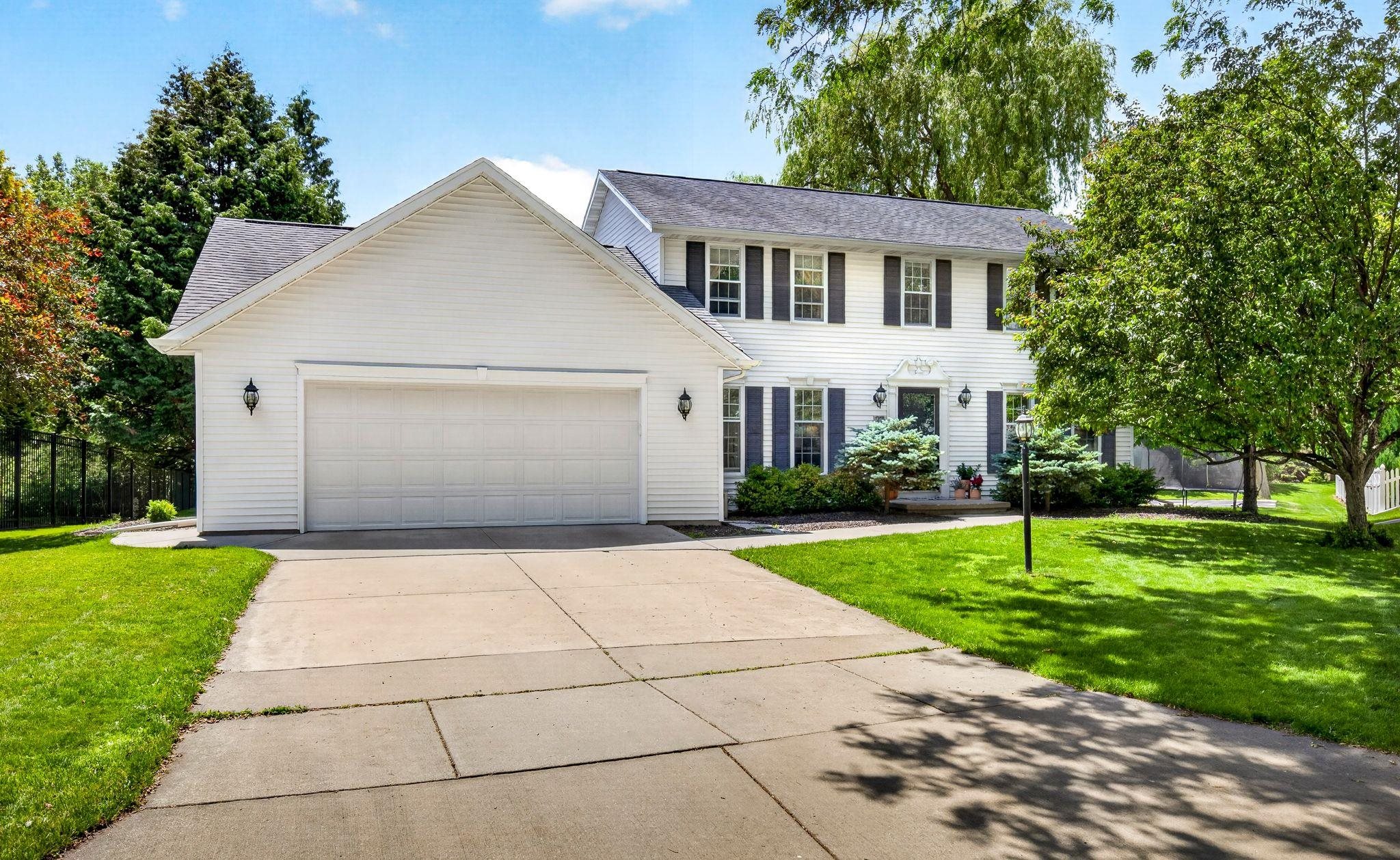 27 LAMPLIGHTER Court