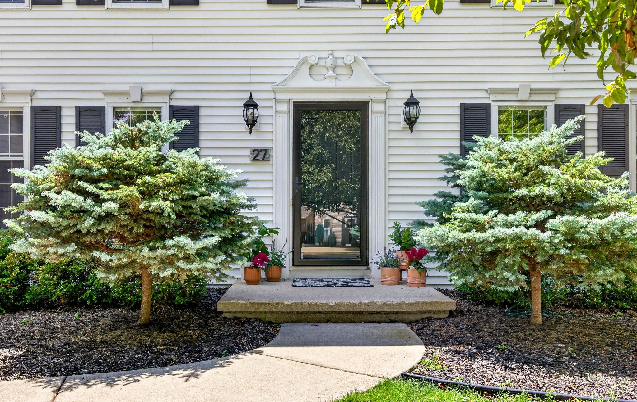27 LAMPLIGHTER Court