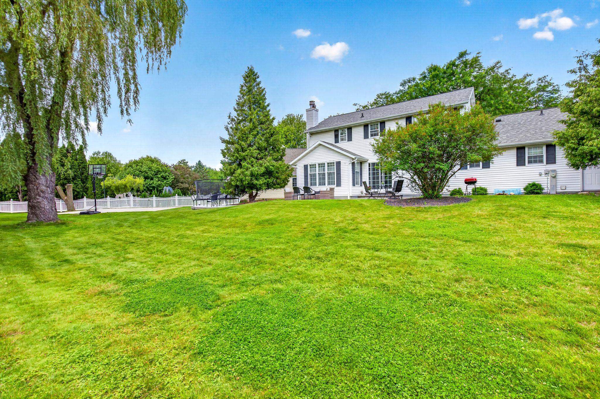 27 LAMPLIGHTER Court