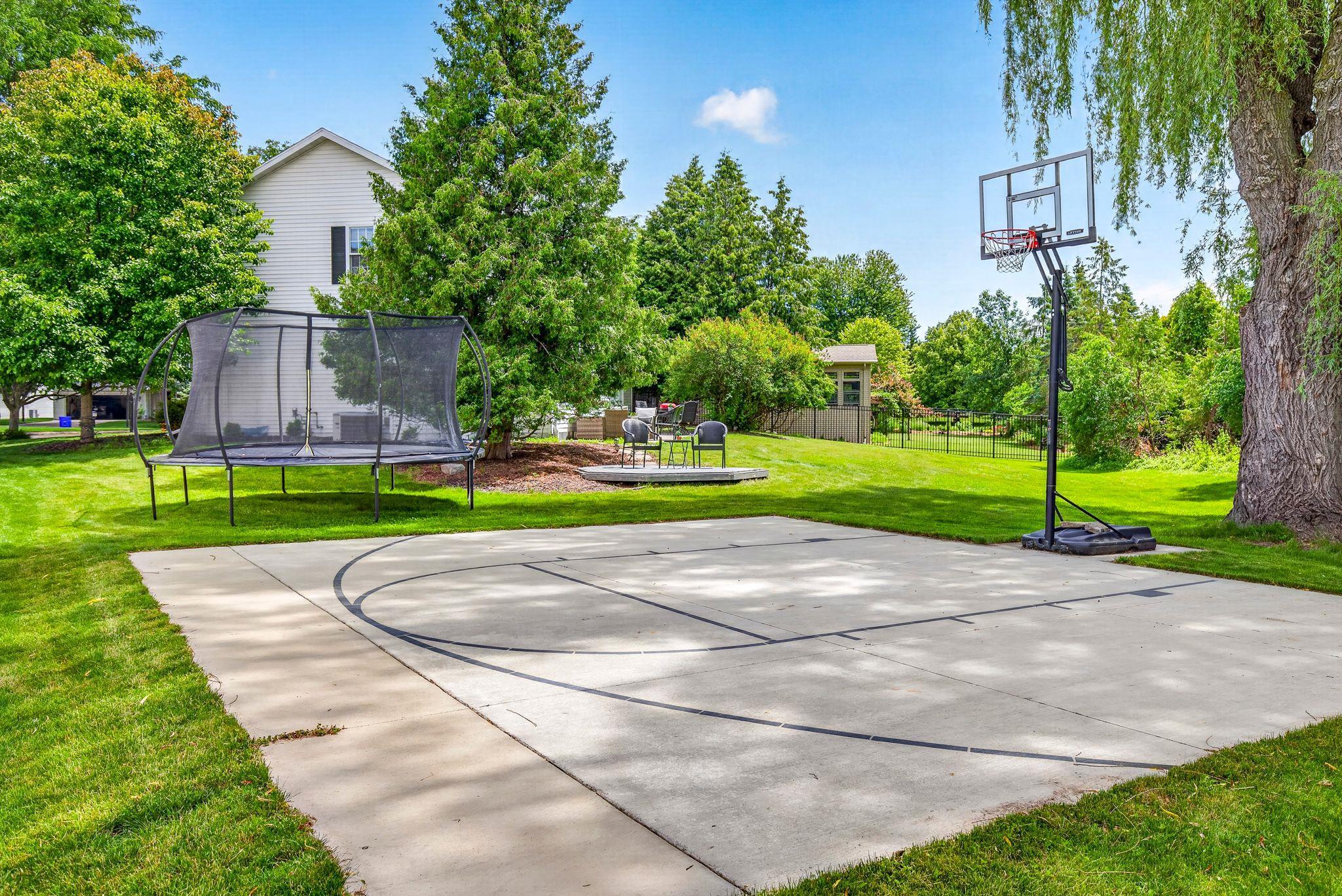 27 LAMPLIGHTER Court