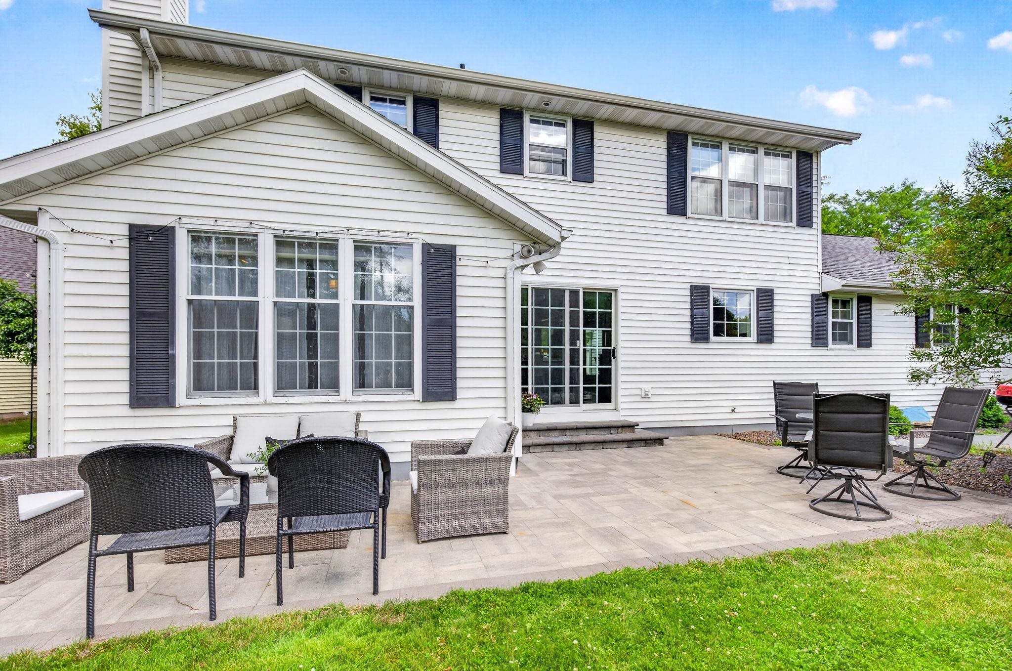 27 LAMPLIGHTER Court