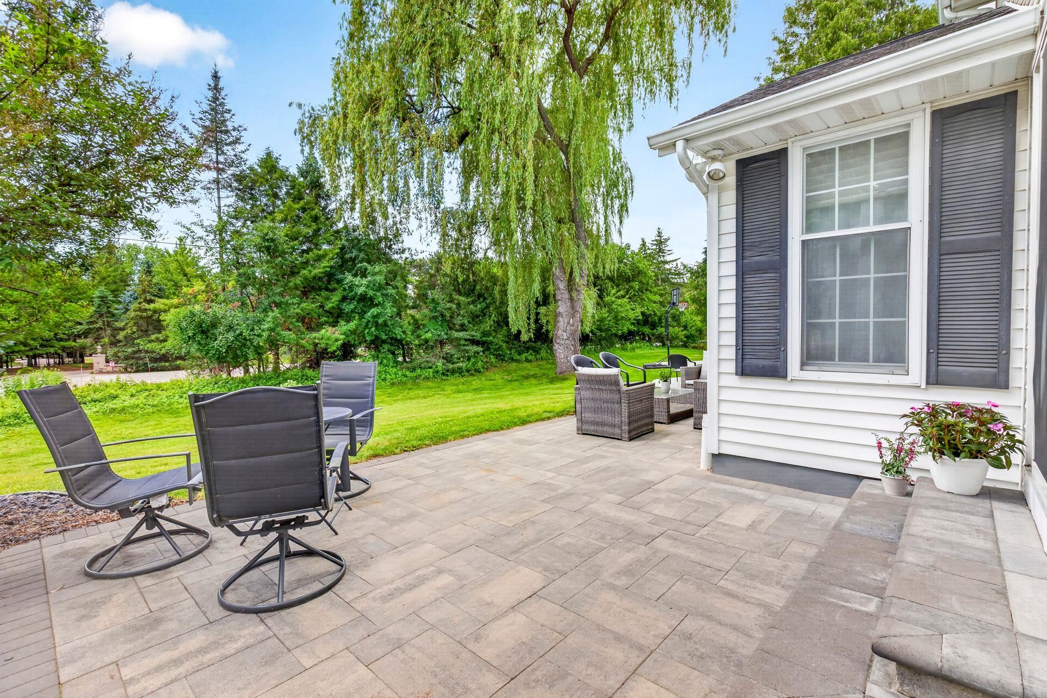 27 LAMPLIGHTER Court