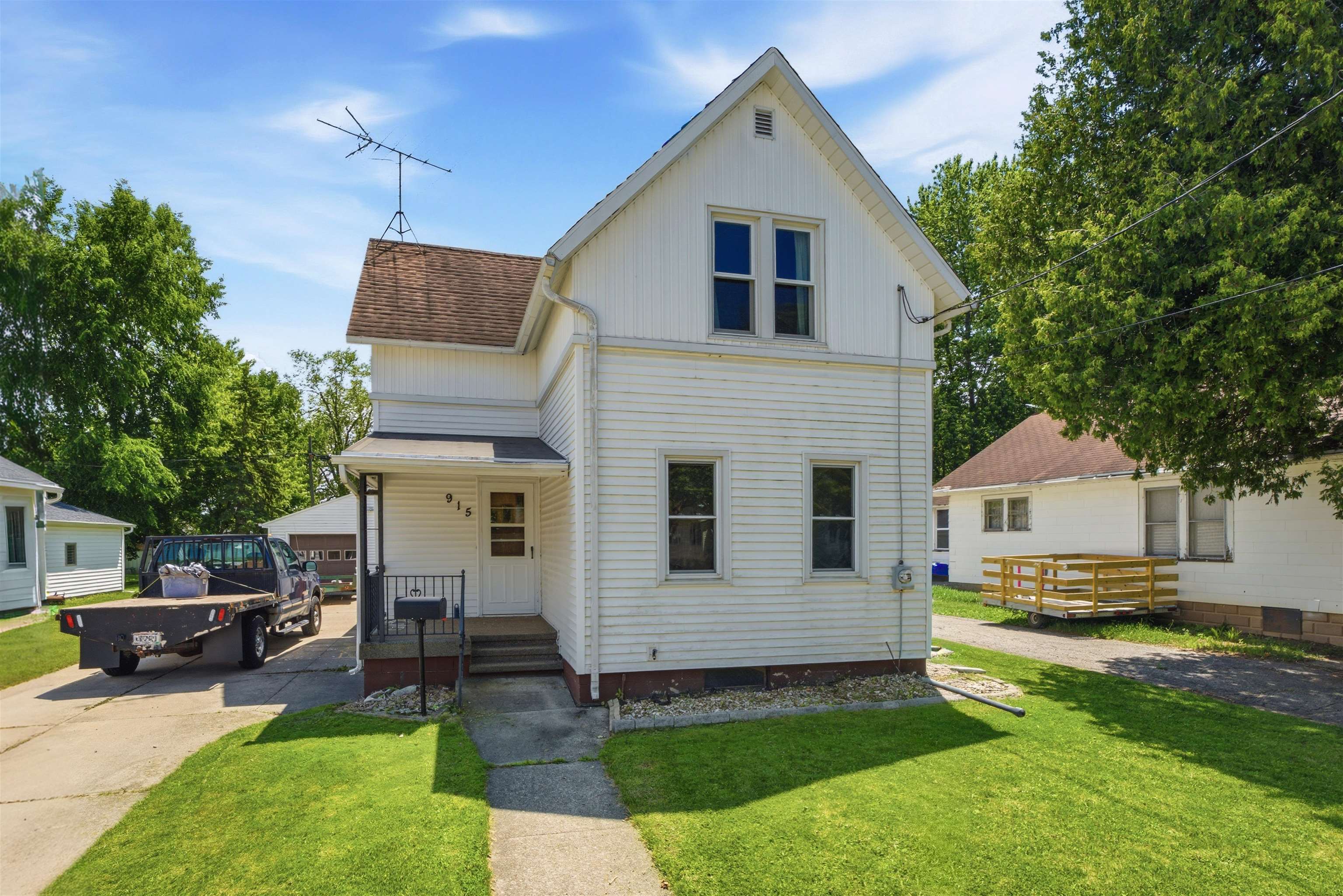 915 W HAWES Avenue