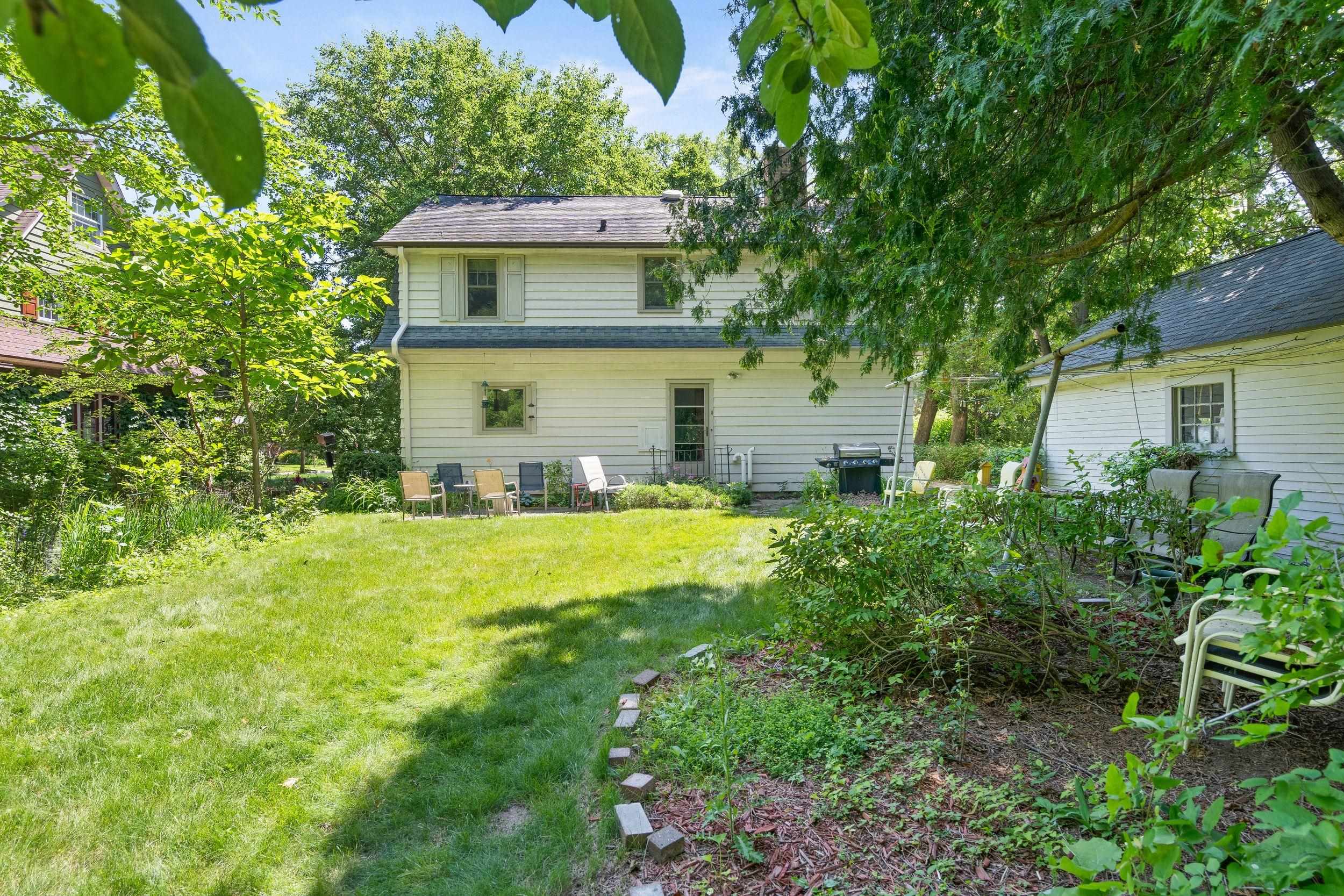 932 E COMMERCIAL Street