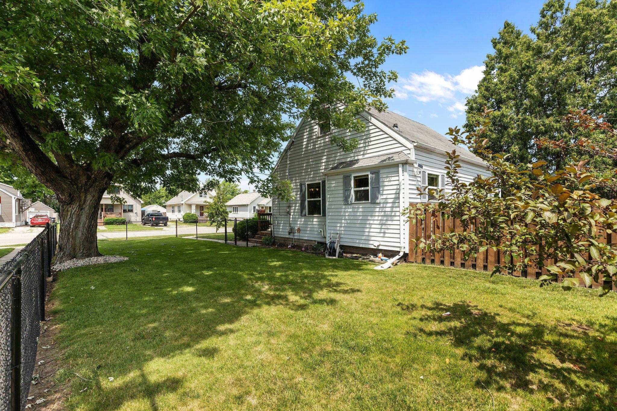 882 HIGGINS Avenue