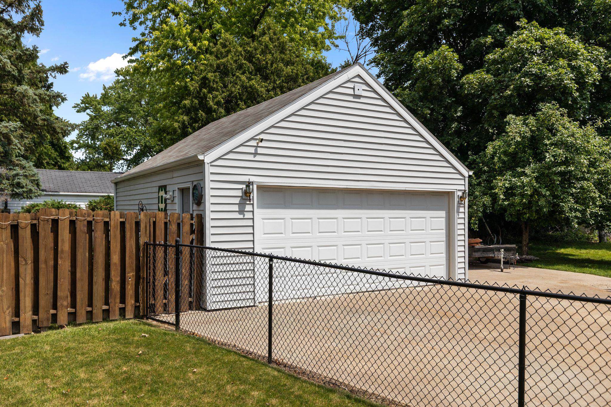 882 HIGGINS Avenue