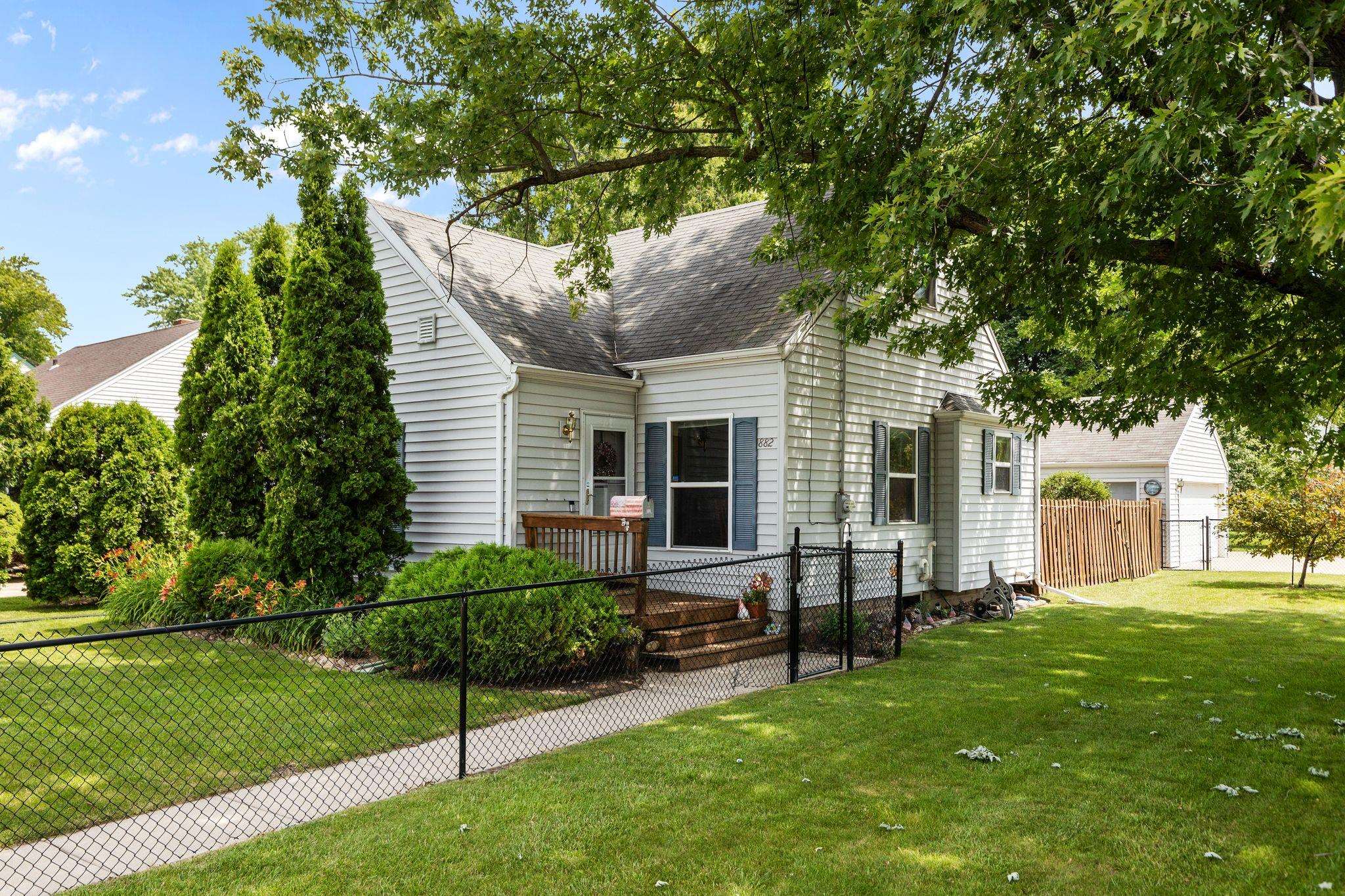 882 HIGGINS Avenue