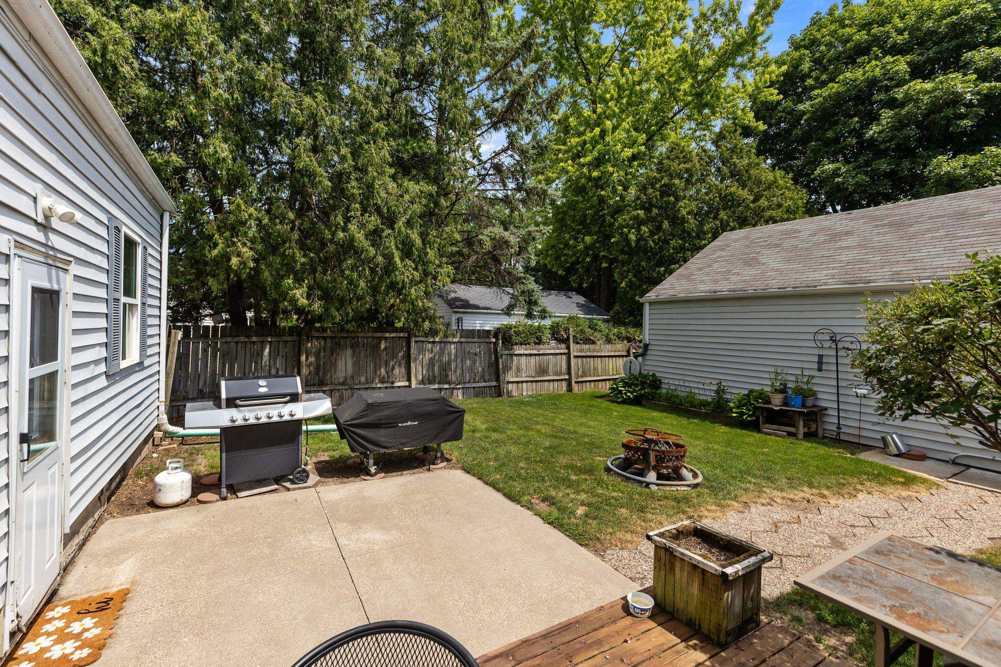 882 HIGGINS Avenue