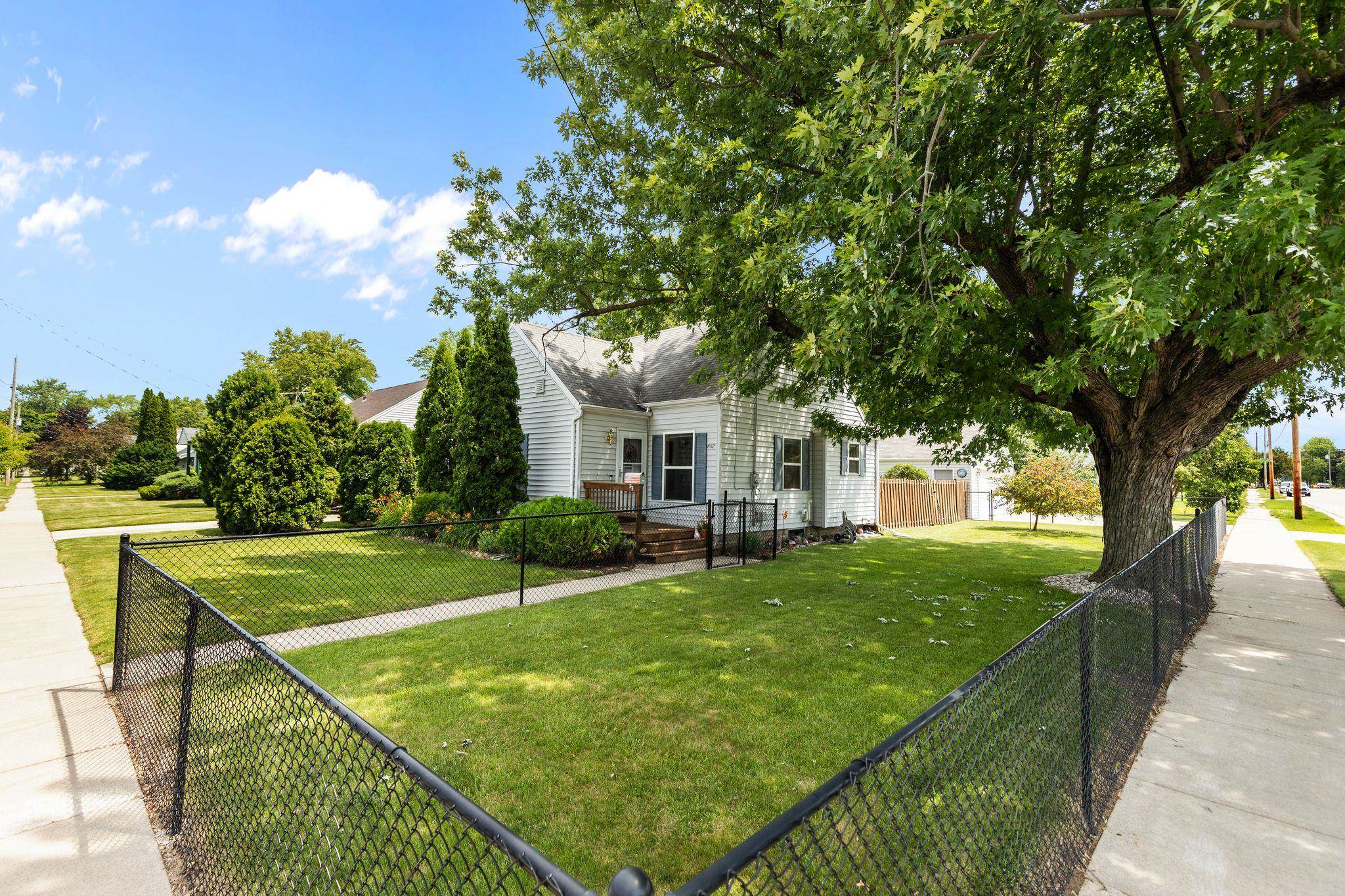 882 HIGGINS Avenue