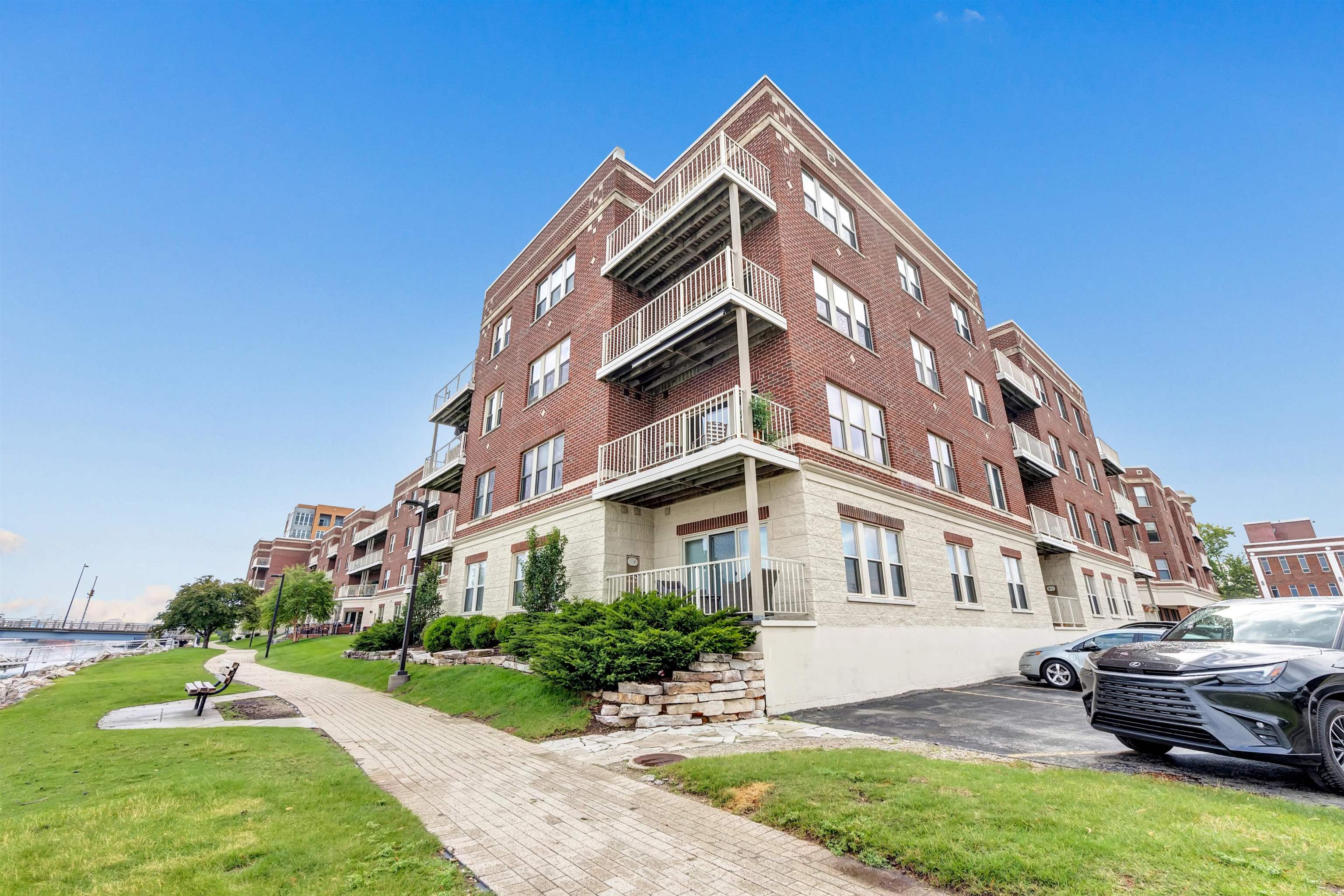 118 S WASHINGTON Street Unit: 304B