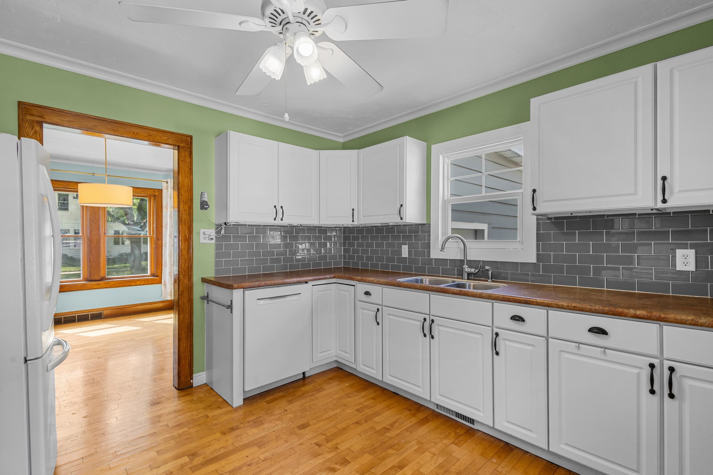 1034 W LORAIN Street
