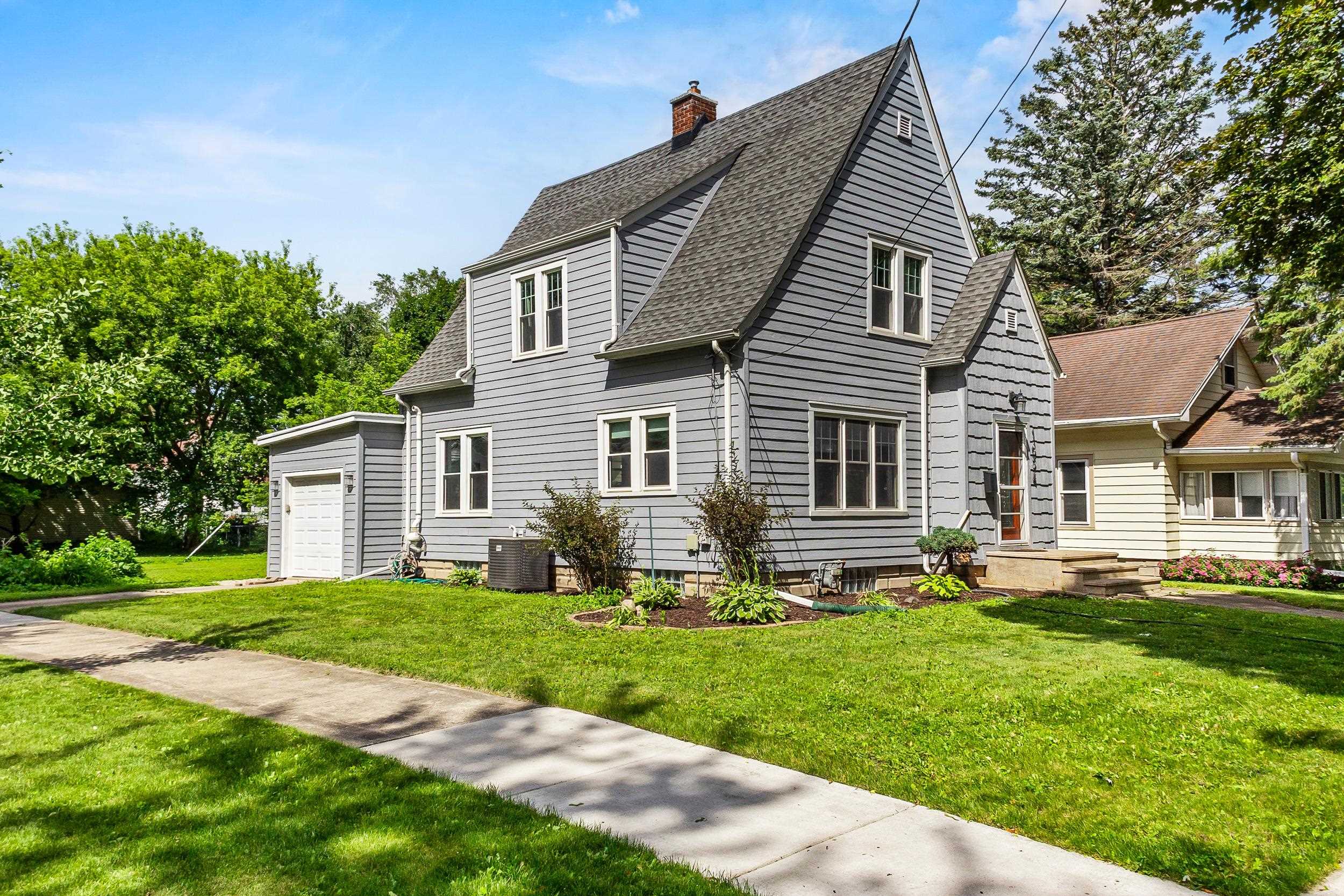1034 W LORAIN Street