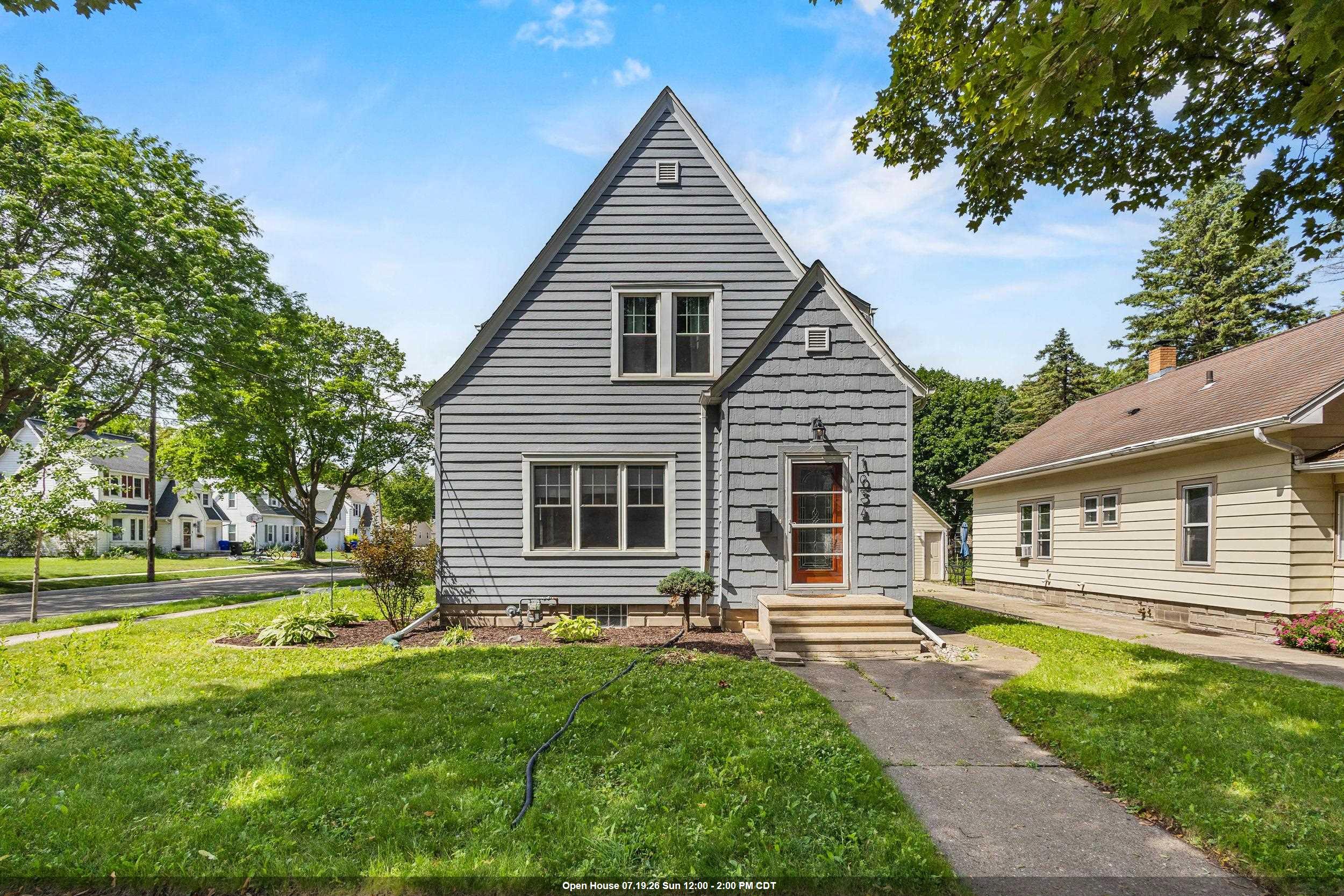 1034 W LORAIN Street