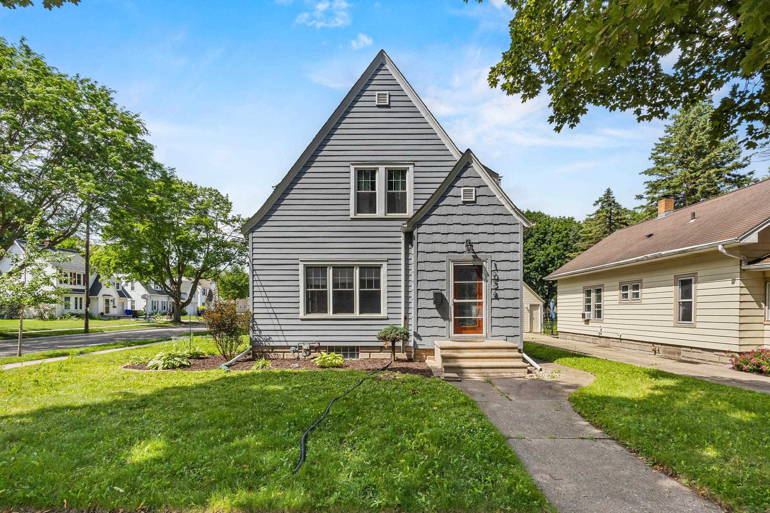 1034 W LORAIN Street