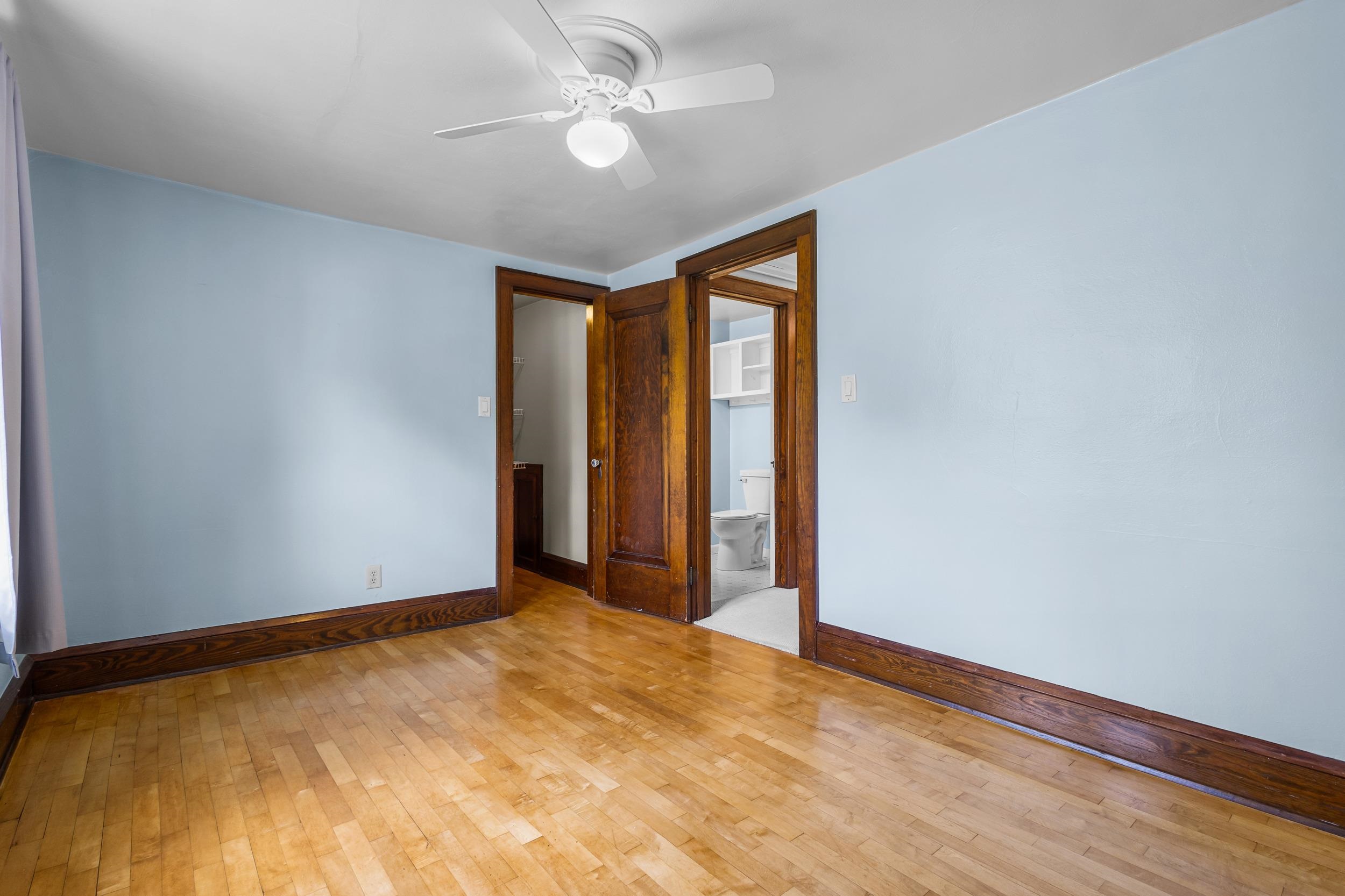 1034 W LORAIN Street