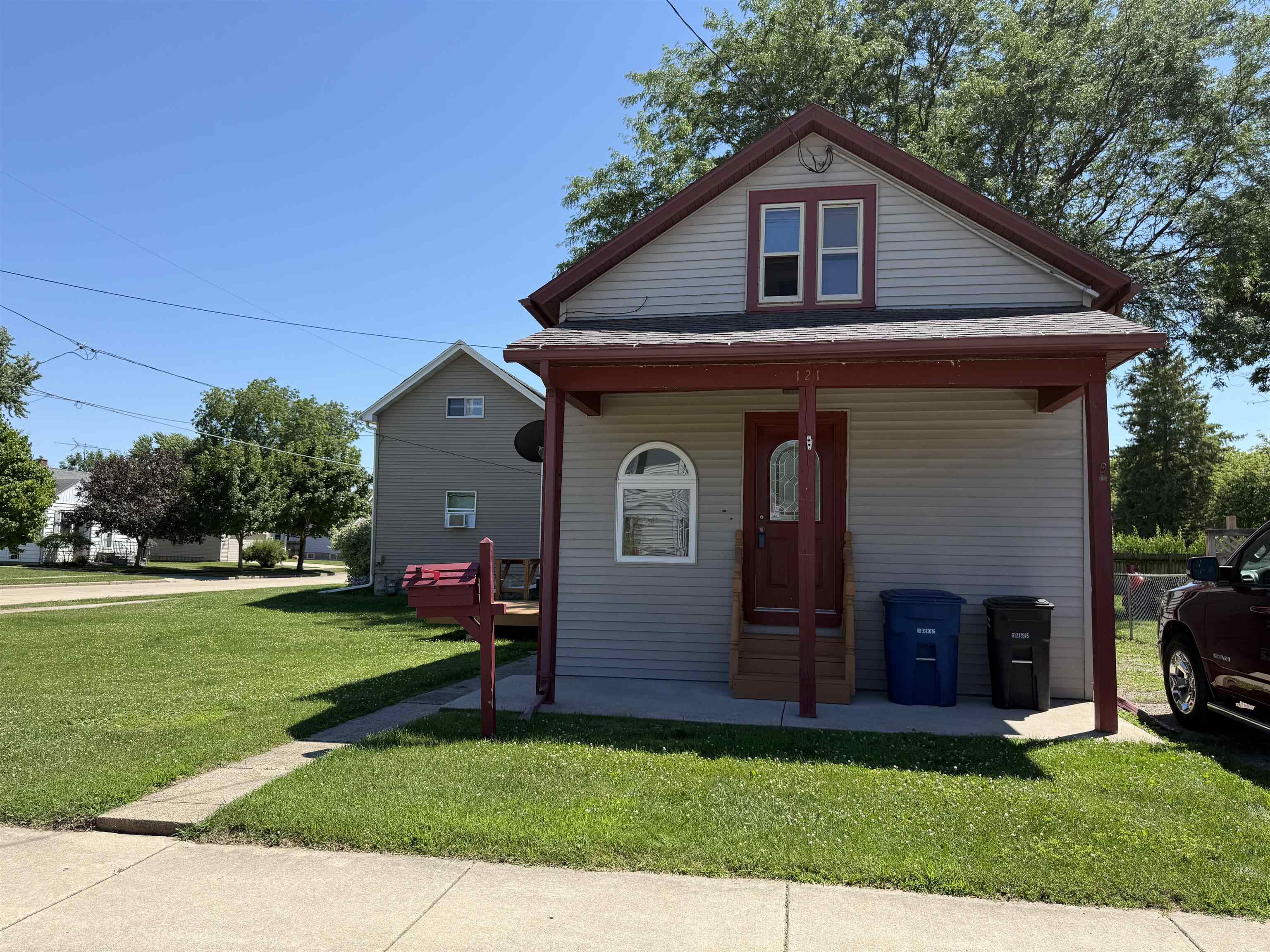 121 E MELVIN Avenue