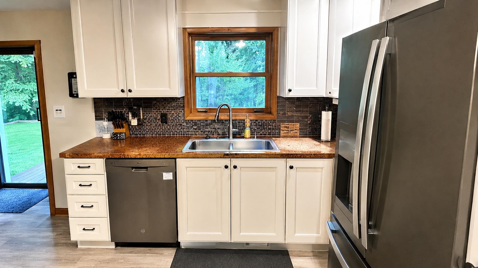 8411 RIDGEVIEW Court