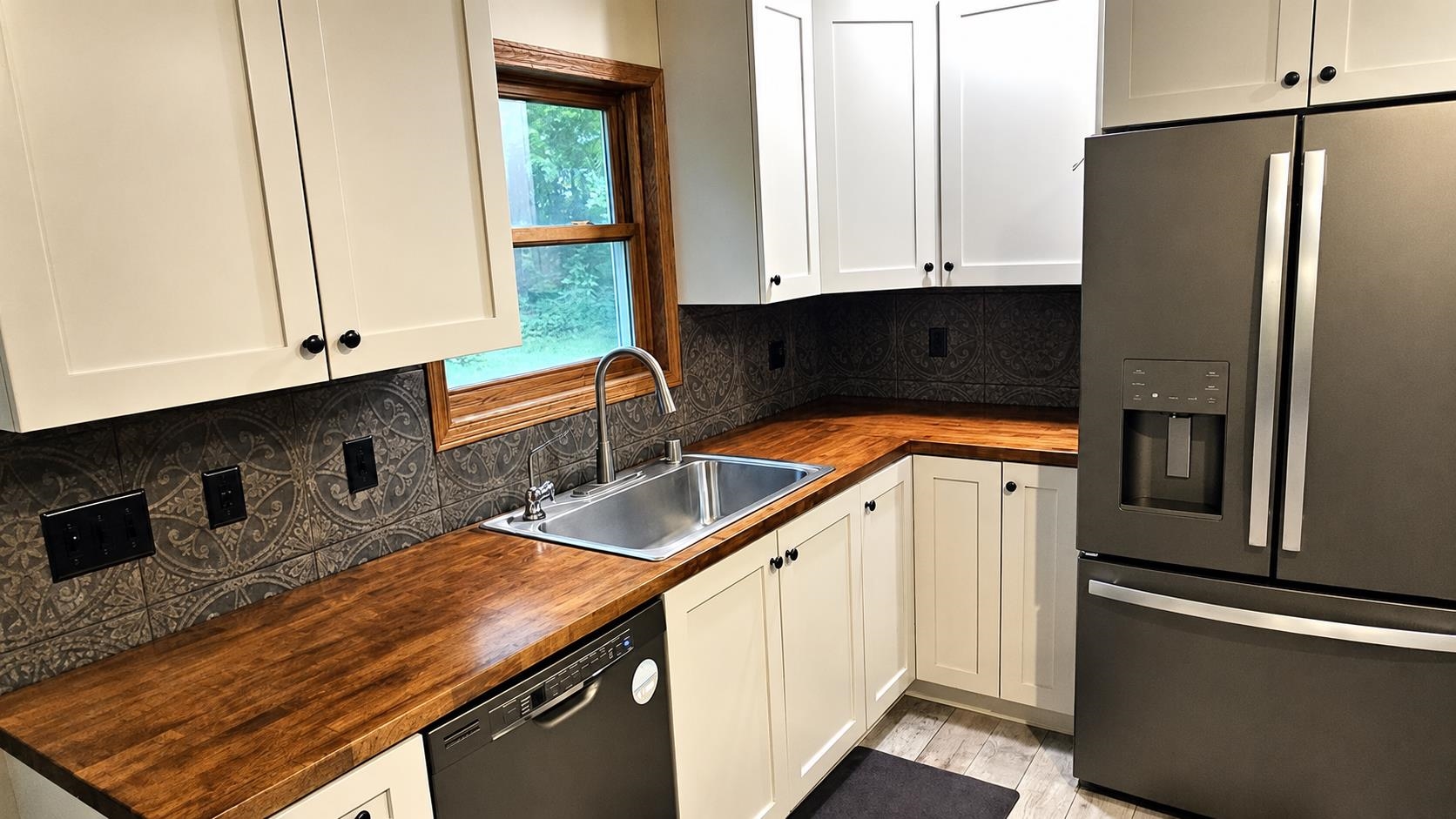 8411 RIDGEVIEW Court