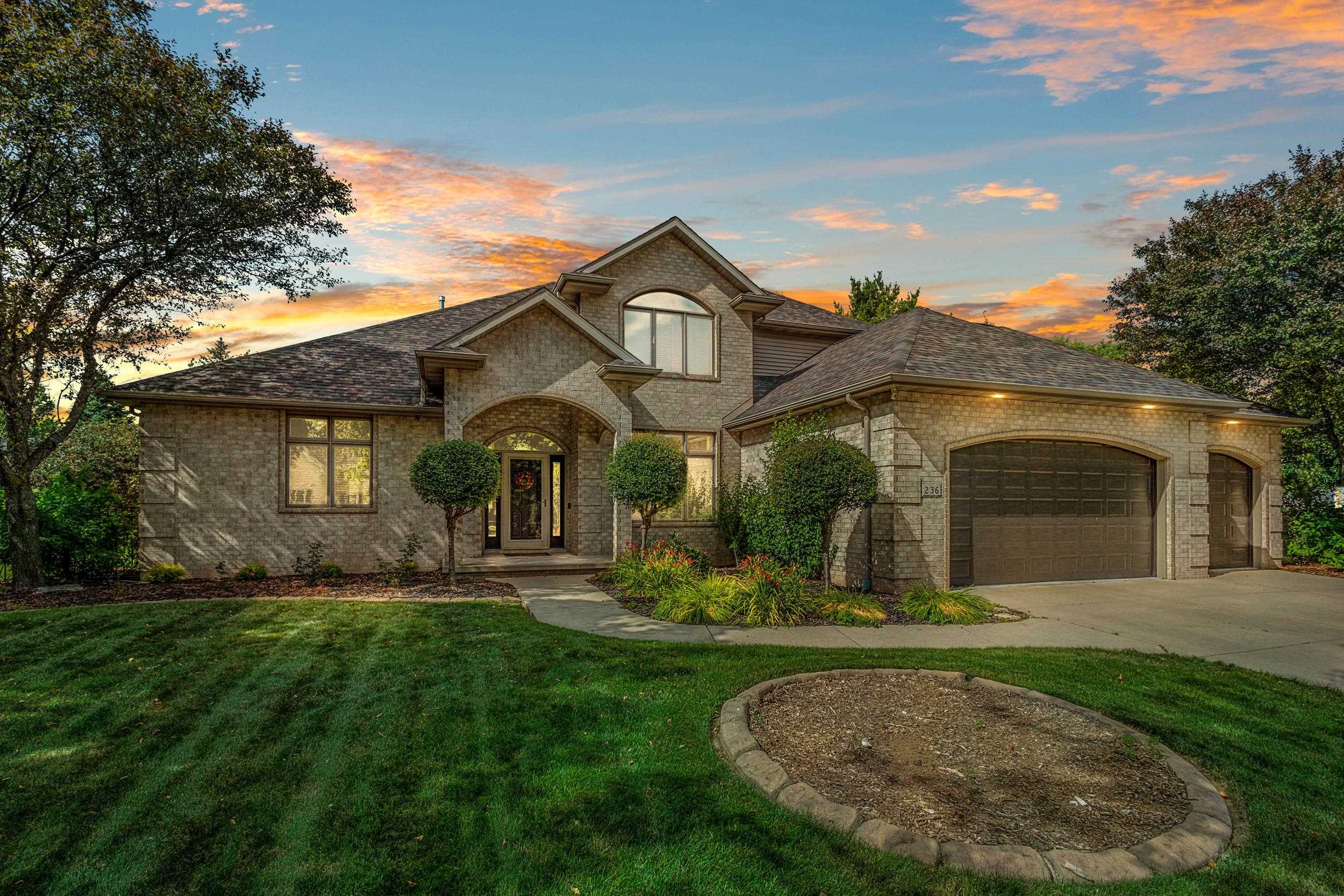 236 E THORNBROOK Lane
