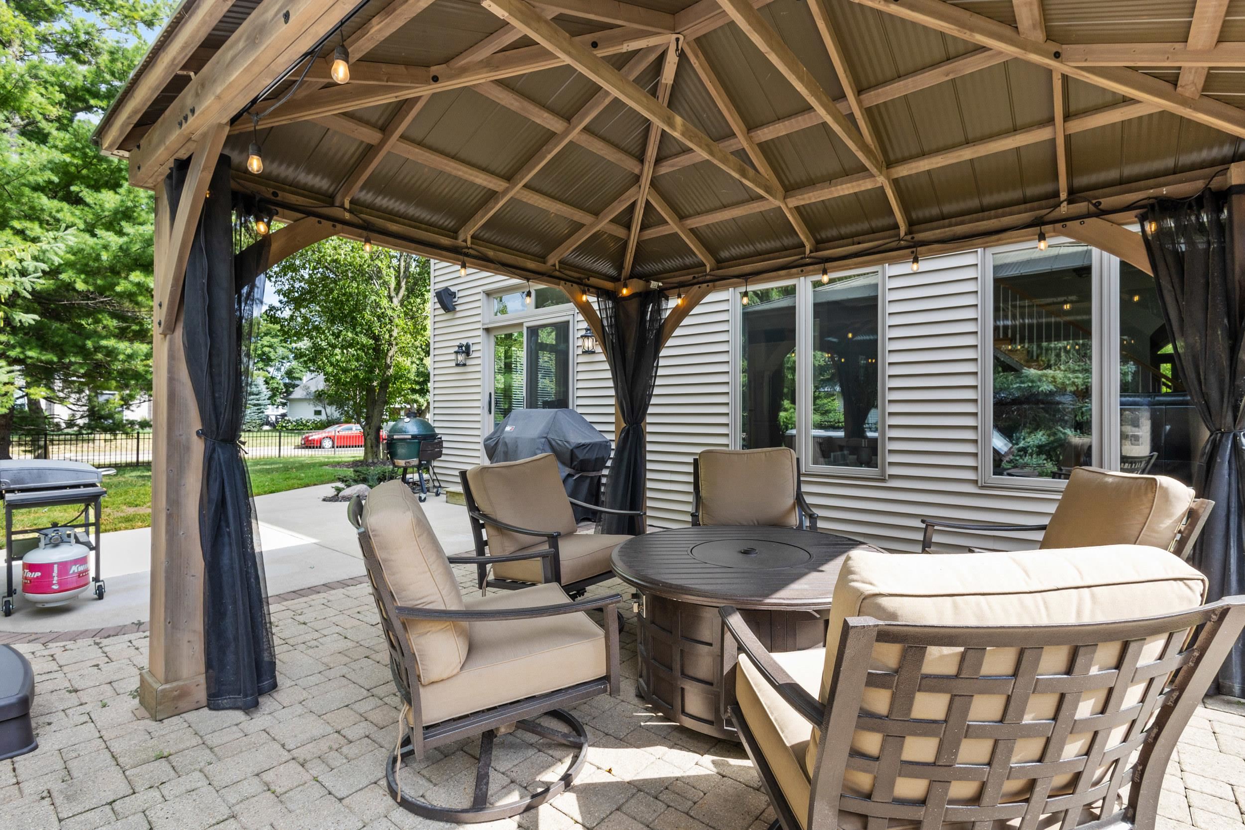 236 E THORNBROOK Lane