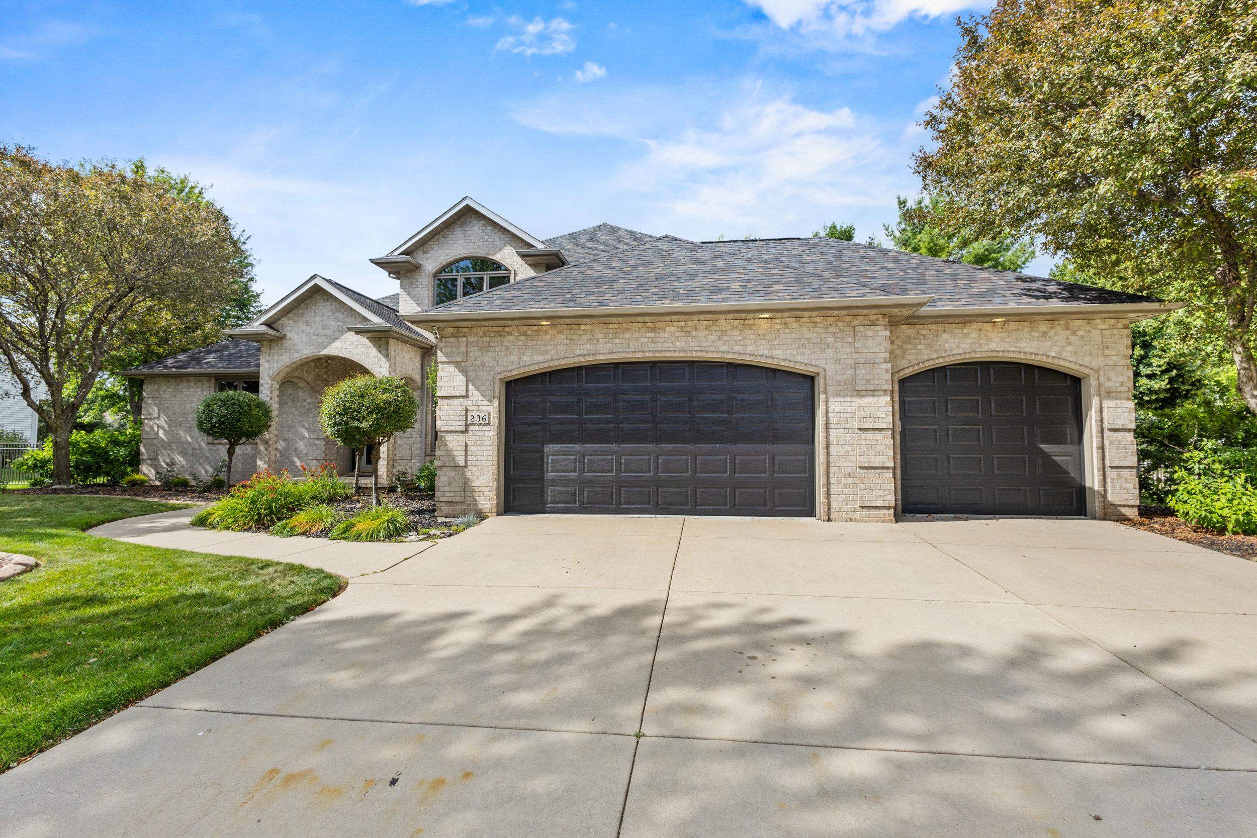 236 E THORNBROOK Lane